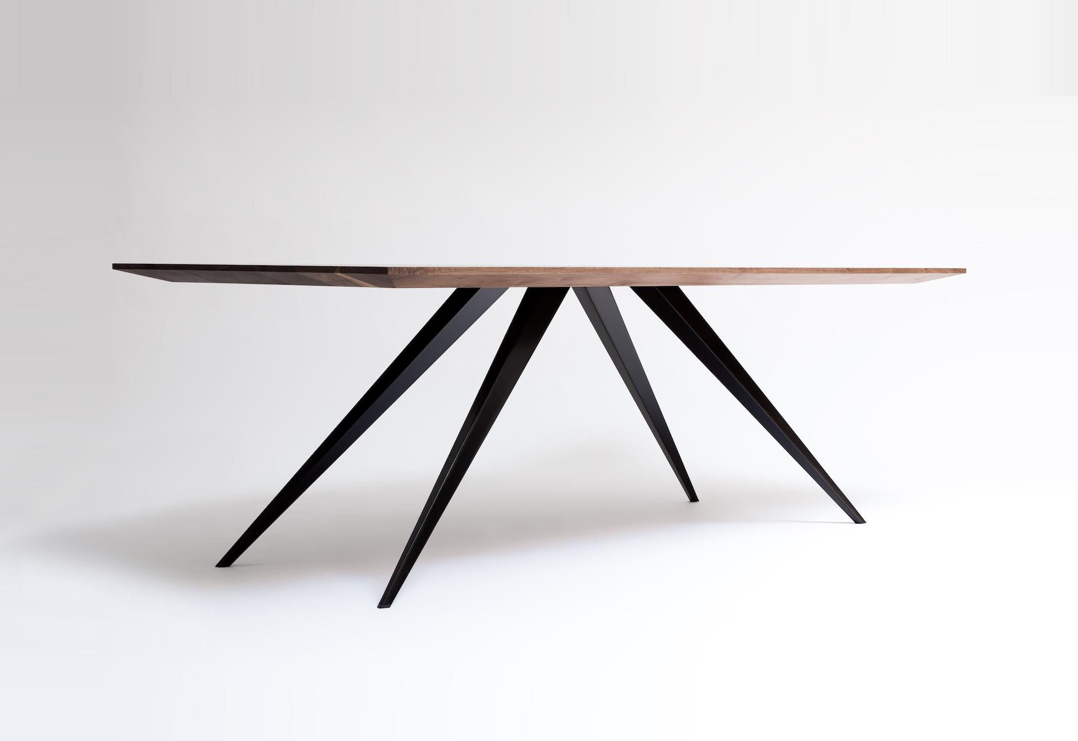 Acier Table moderne à pieds en acier noir avec plateau en noyer en vente