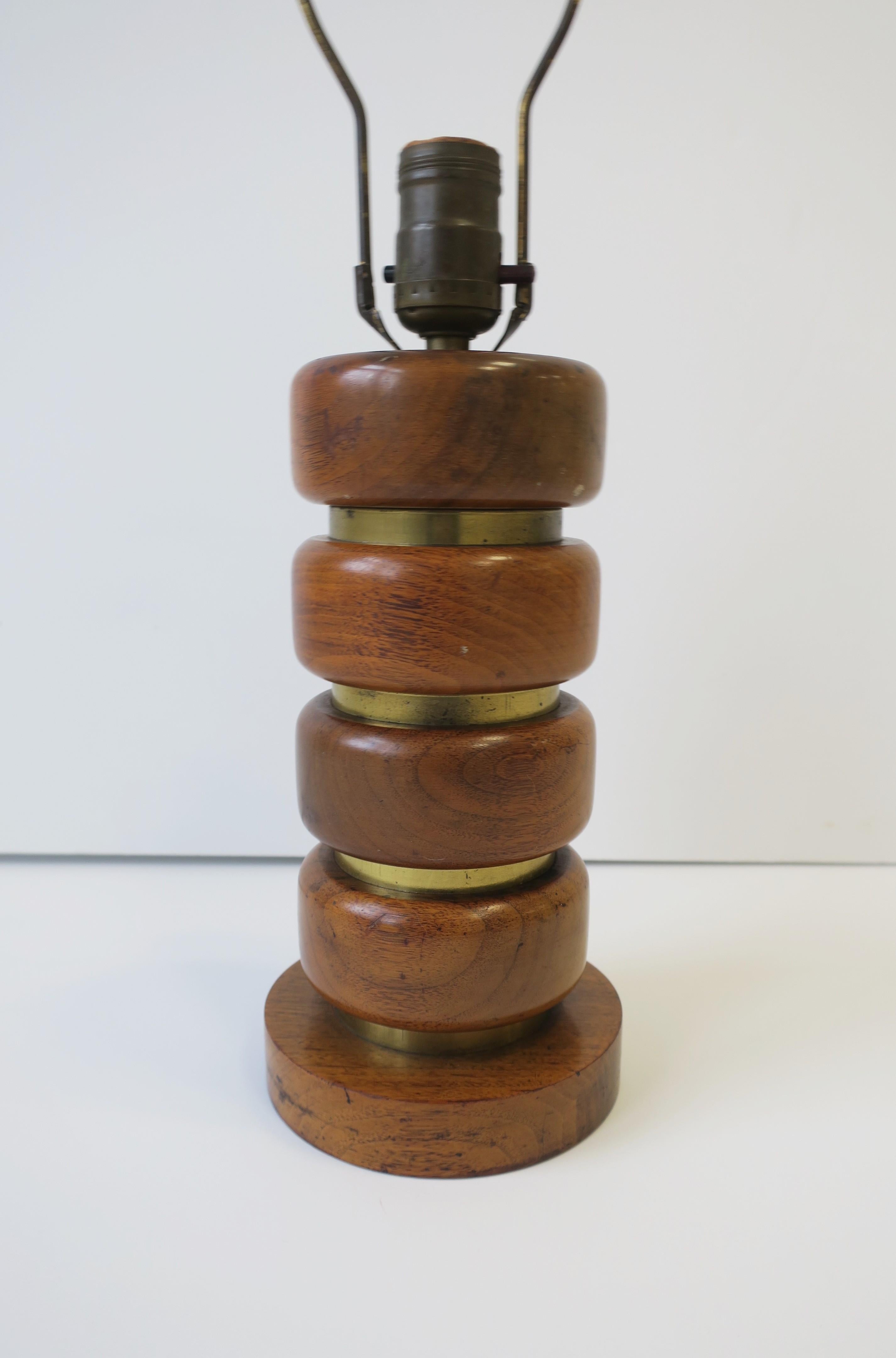 Midcentury Modern Walnussholz und Messing Schreibtisch oder Tischlampe im Angebot 5