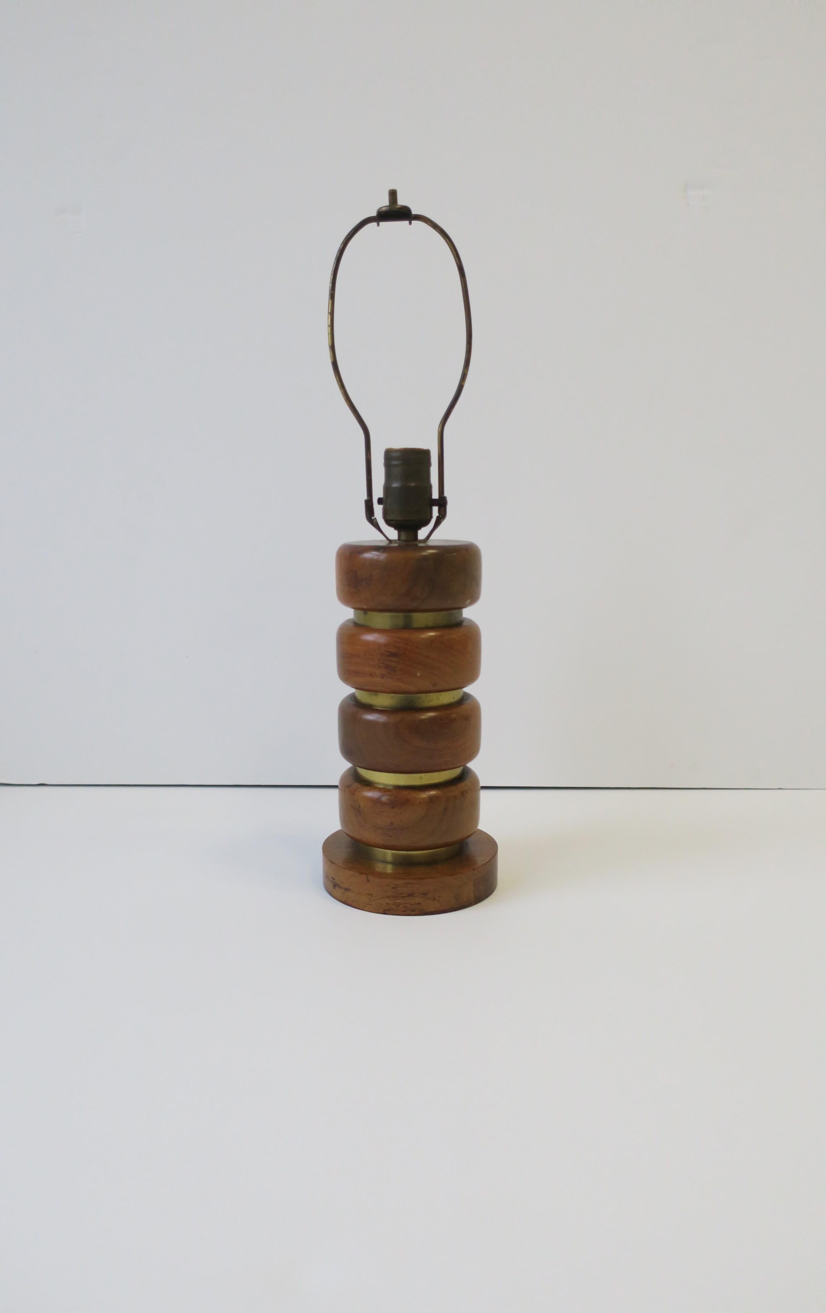 Lampe de bureau ou de table The Modernity Wood Wood et Brass Bon état - En vente à New York, NY