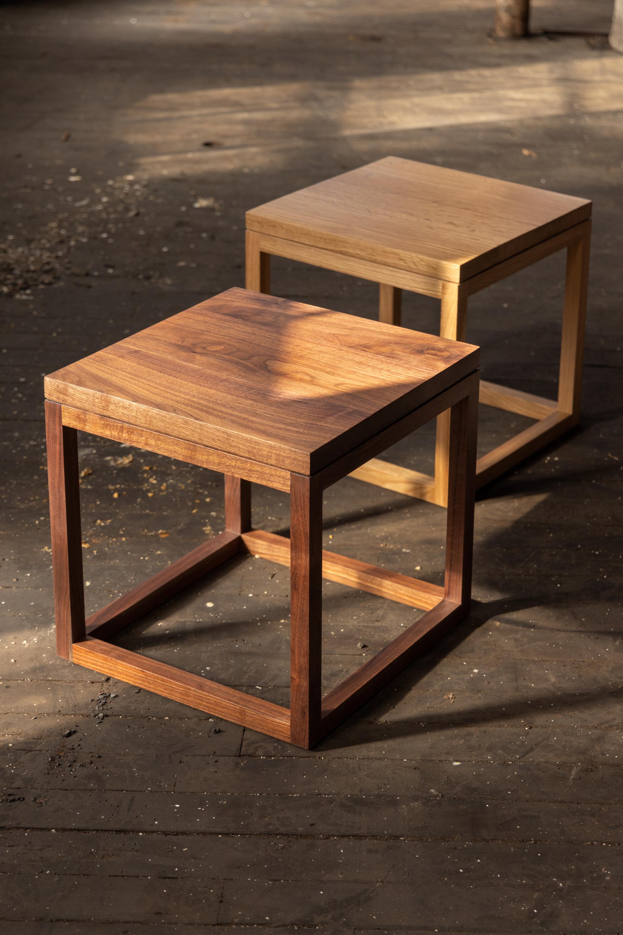 American Craftsman Table de chevet ou table basse moderne en bois de noyer de Beach Ave par Alabama Sawyer en vente