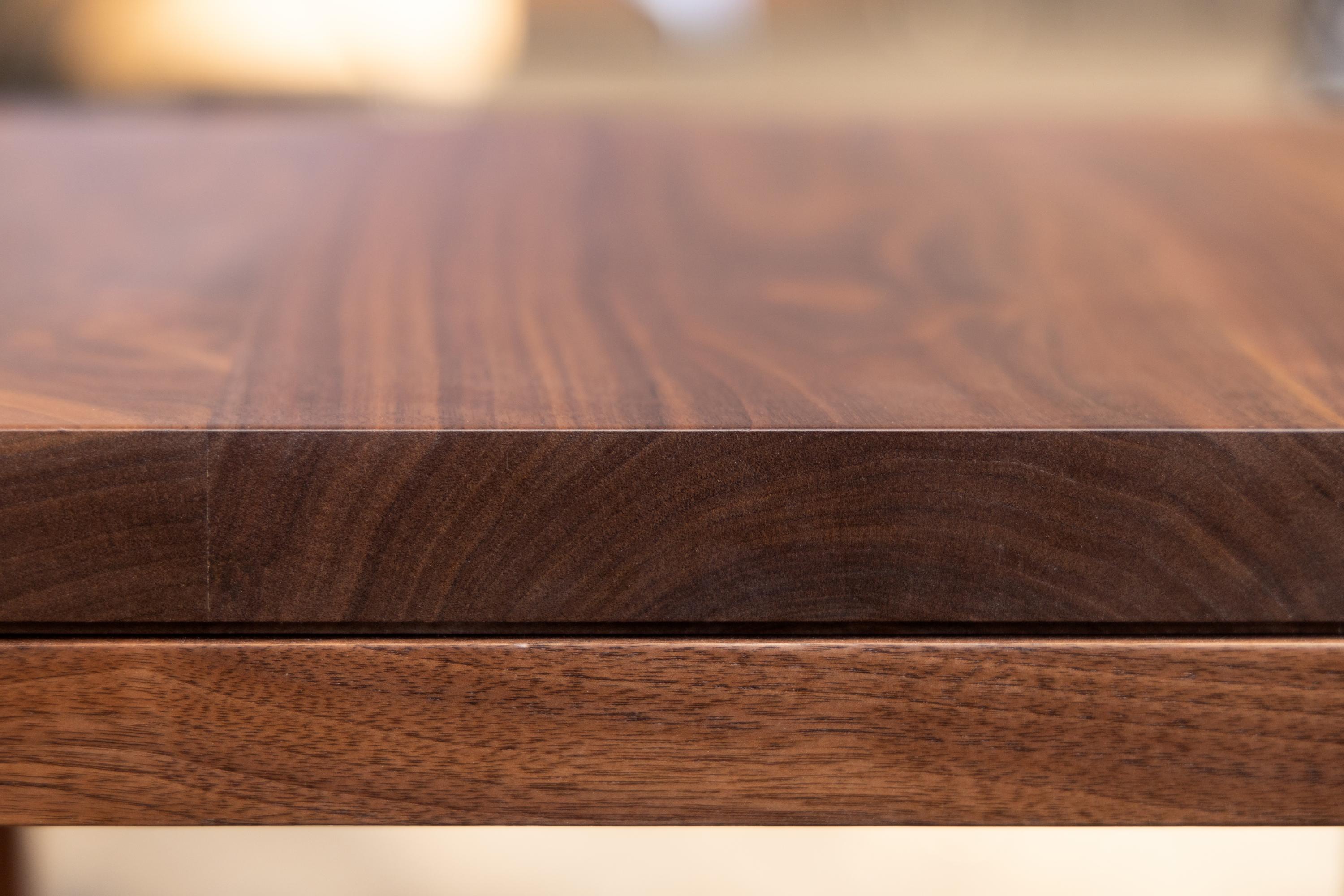 Américain Table de chevet ou table basse moderne en bois de noyer de Beach Ave par Alabama Sawyer en vente