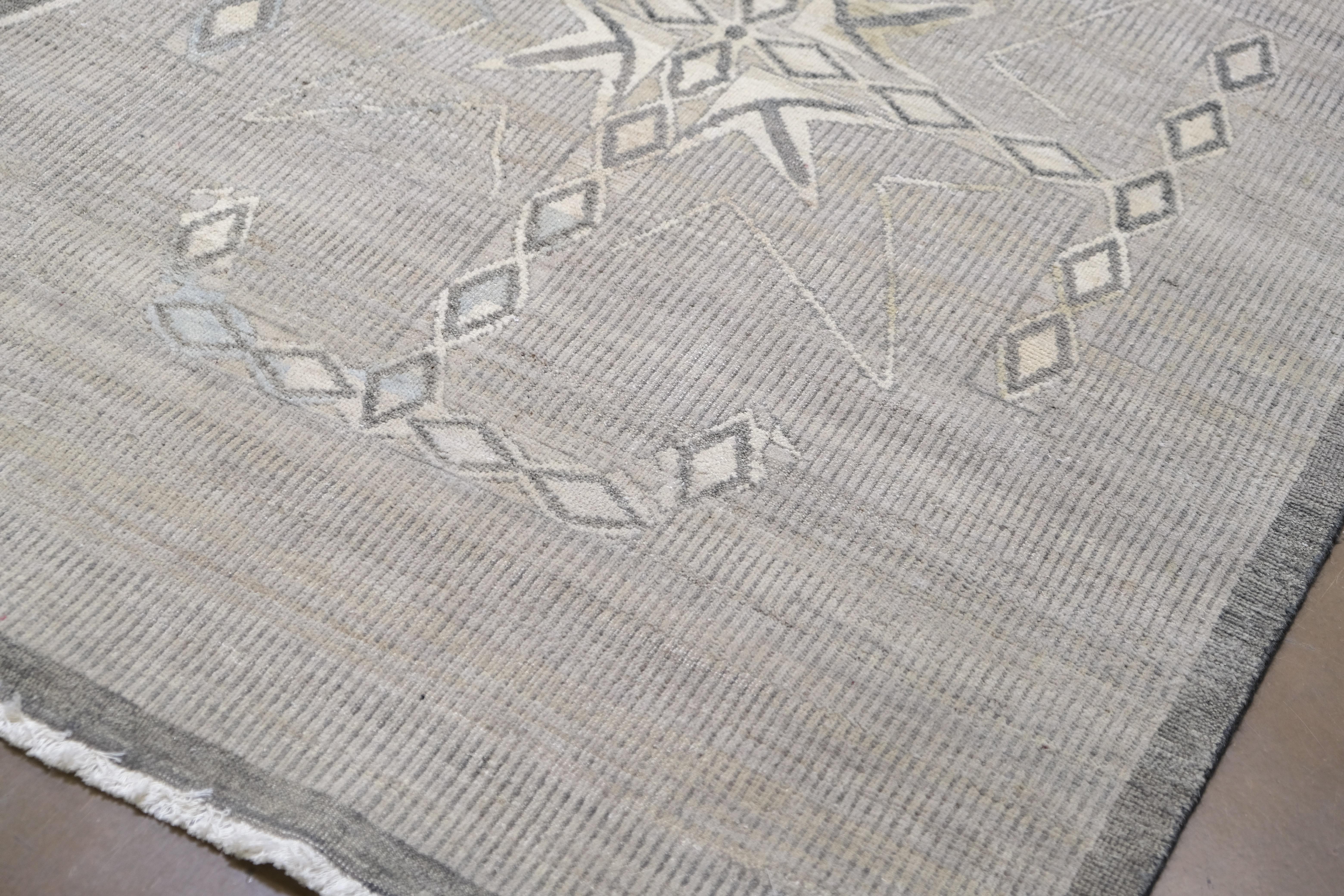 Modern Warm Neutral und Elfenbein Tribal Medaillon Wolle Teppich 8'8''x12' (Handgeknüpft) im Angebot