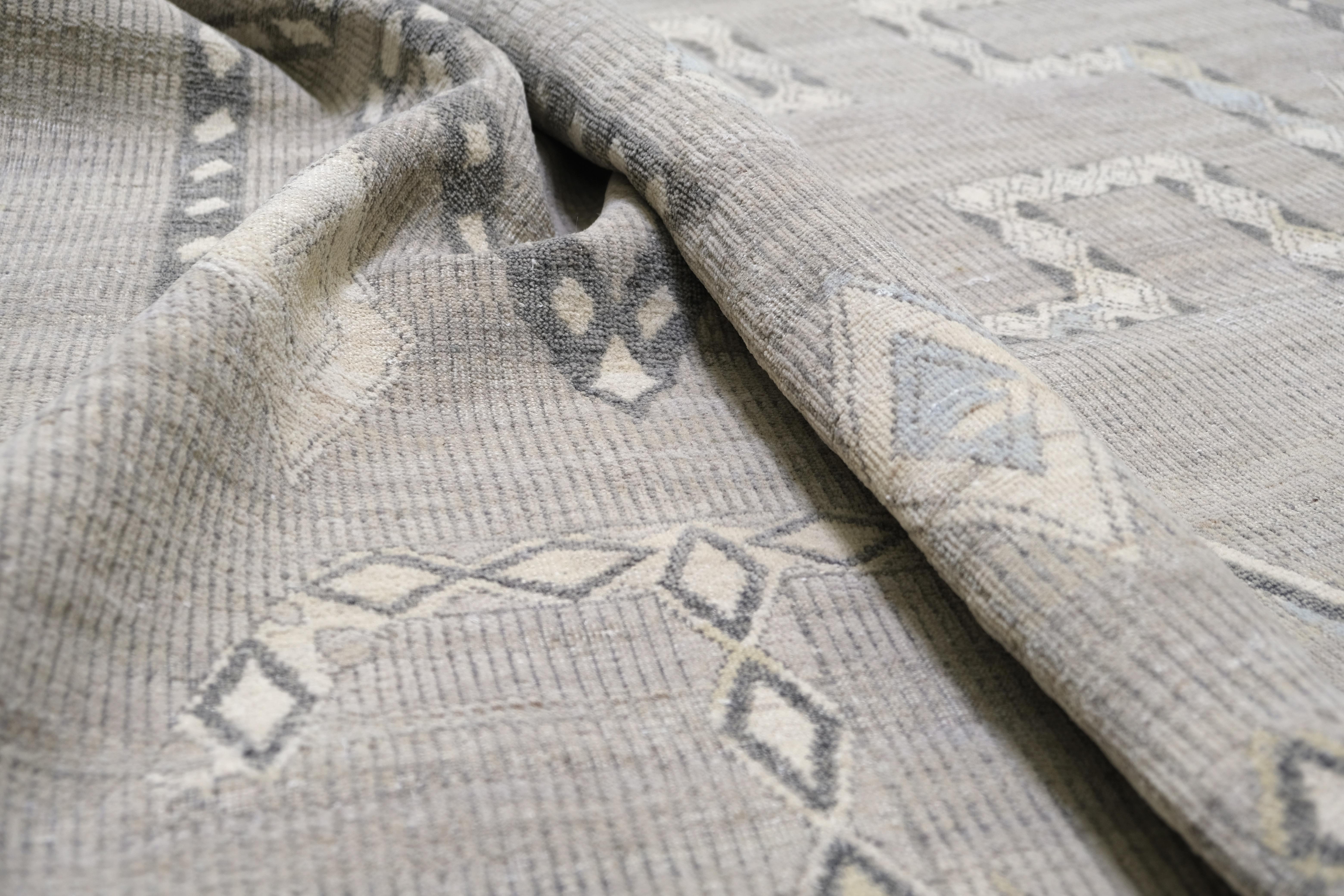 Modern Warm Neutral und Elfenbein Tribal Medaillon Wolle Teppich 8'8''x12' (21. Jahrhundert und zeitgenössisch) im Angebot