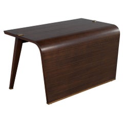 Bureau moderne en cascade en finition noyer foncé avec accents en laiton peint