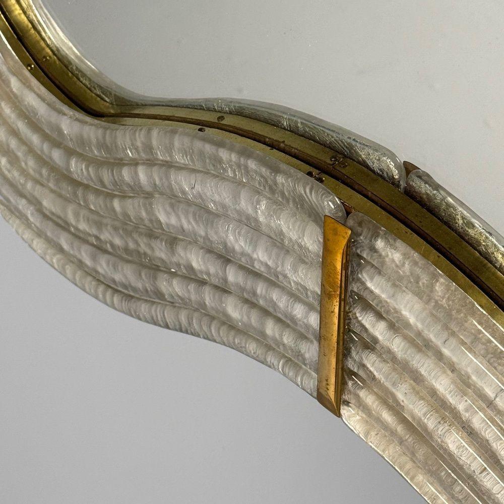 Moderner gewellter Wandspiegel, Murano Glas, Blattsilber, Messing, Italien, 21. (21. Jahrhundert und zeitgenössisch) im Angebot