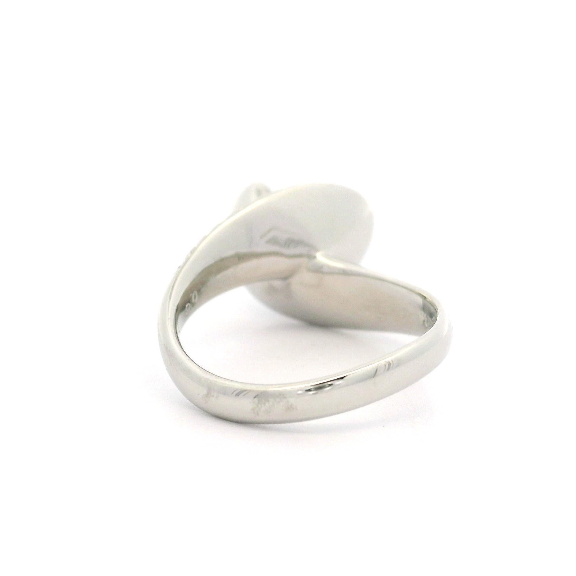 Anillo Moderno Bien Hecho Platino 3,29ctw Circón Azul Ovalado y Diamante By Pass Style Corte brillante en venta