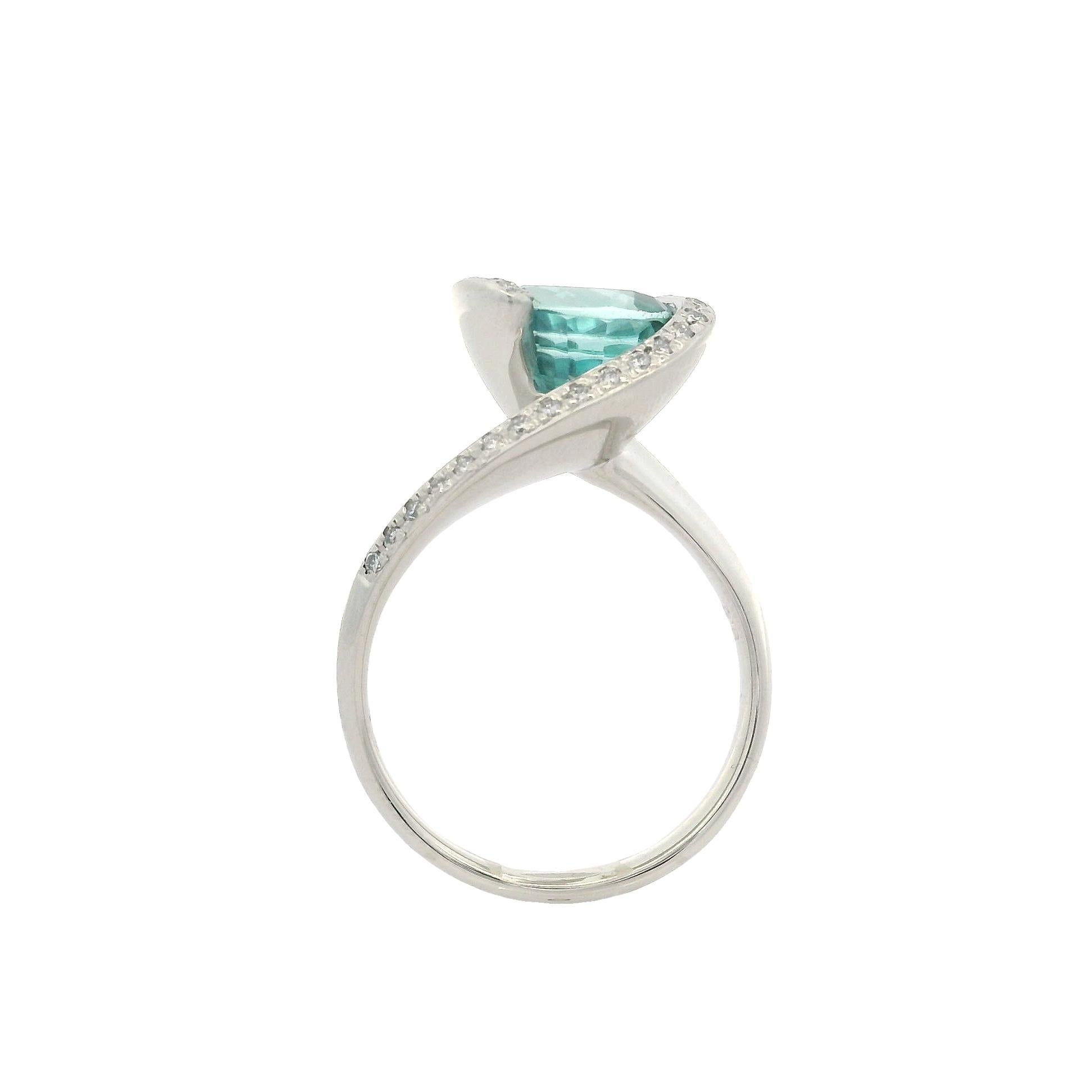 Anillo Moderno Bien Hecho Platino 3,29ctw Circón Azul Ovalado y Diamante By Pass Style en venta 1