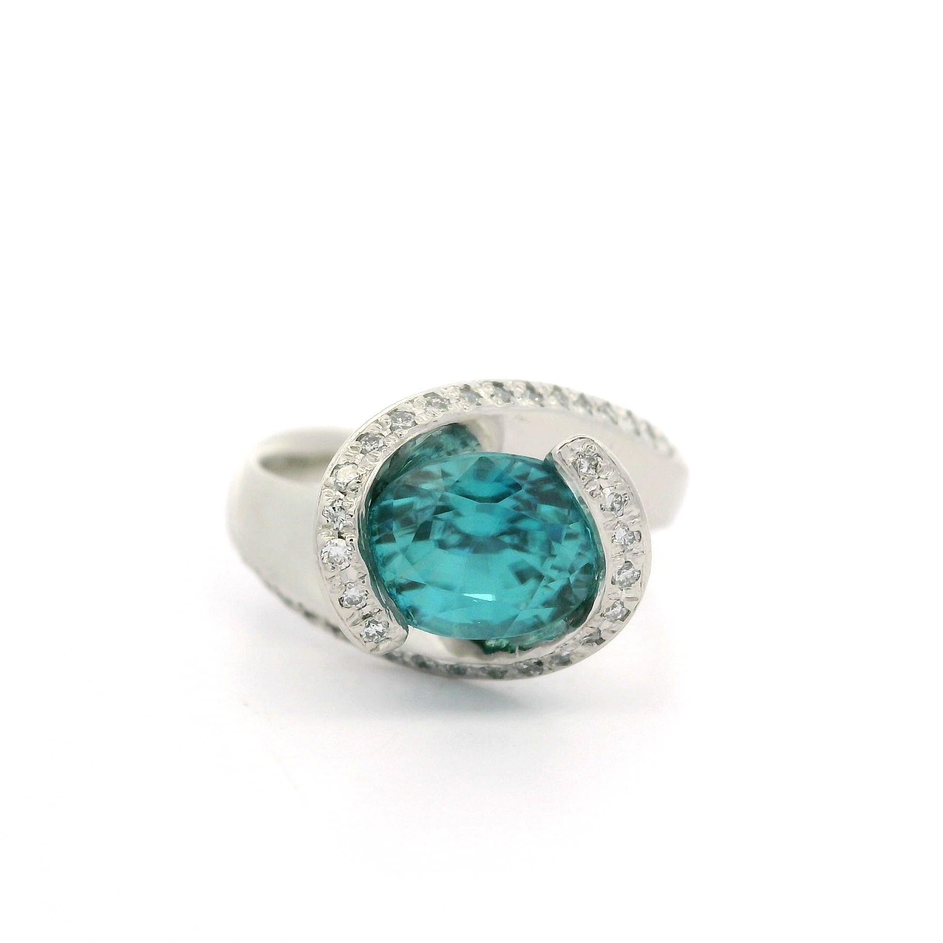 Anillo Moderno Bien Hecho Platino 3,29ctw Circón Azul Ovalado y Diamante By Pass Style en venta 2
