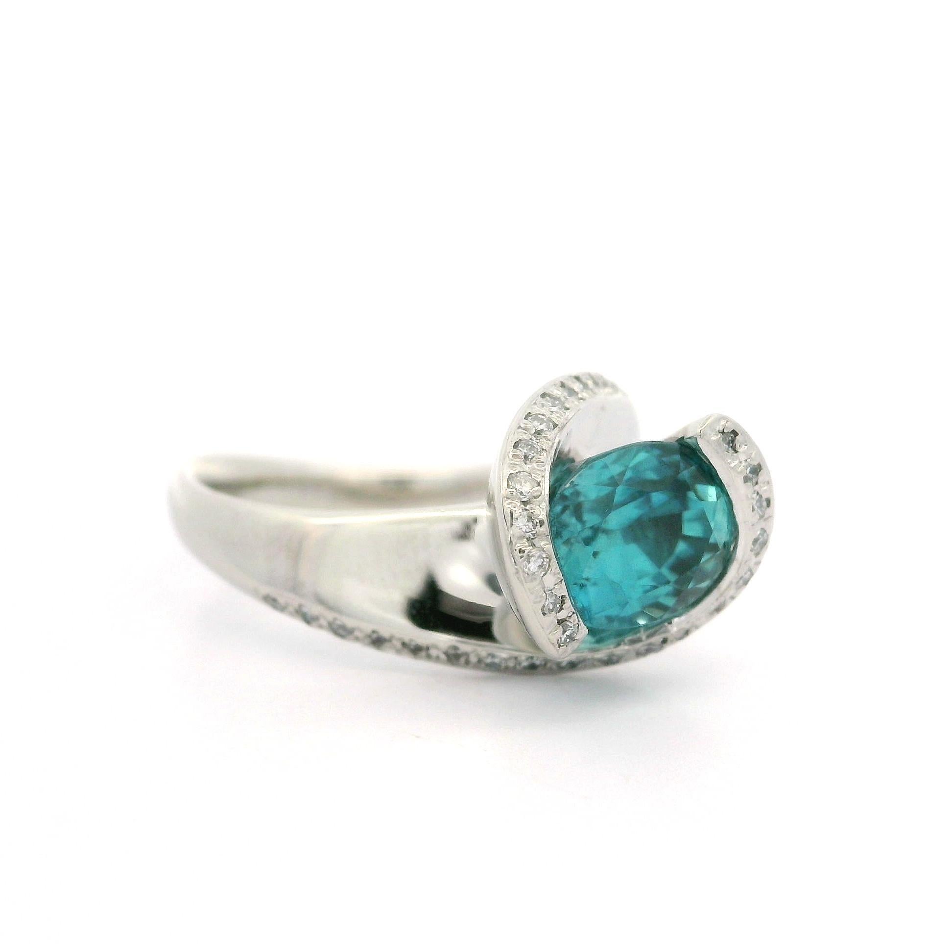 Anillo Moderno Bien Hecho Platino 3,29ctw Circón Azul Ovalado y Diamante By Pass Style en venta 3