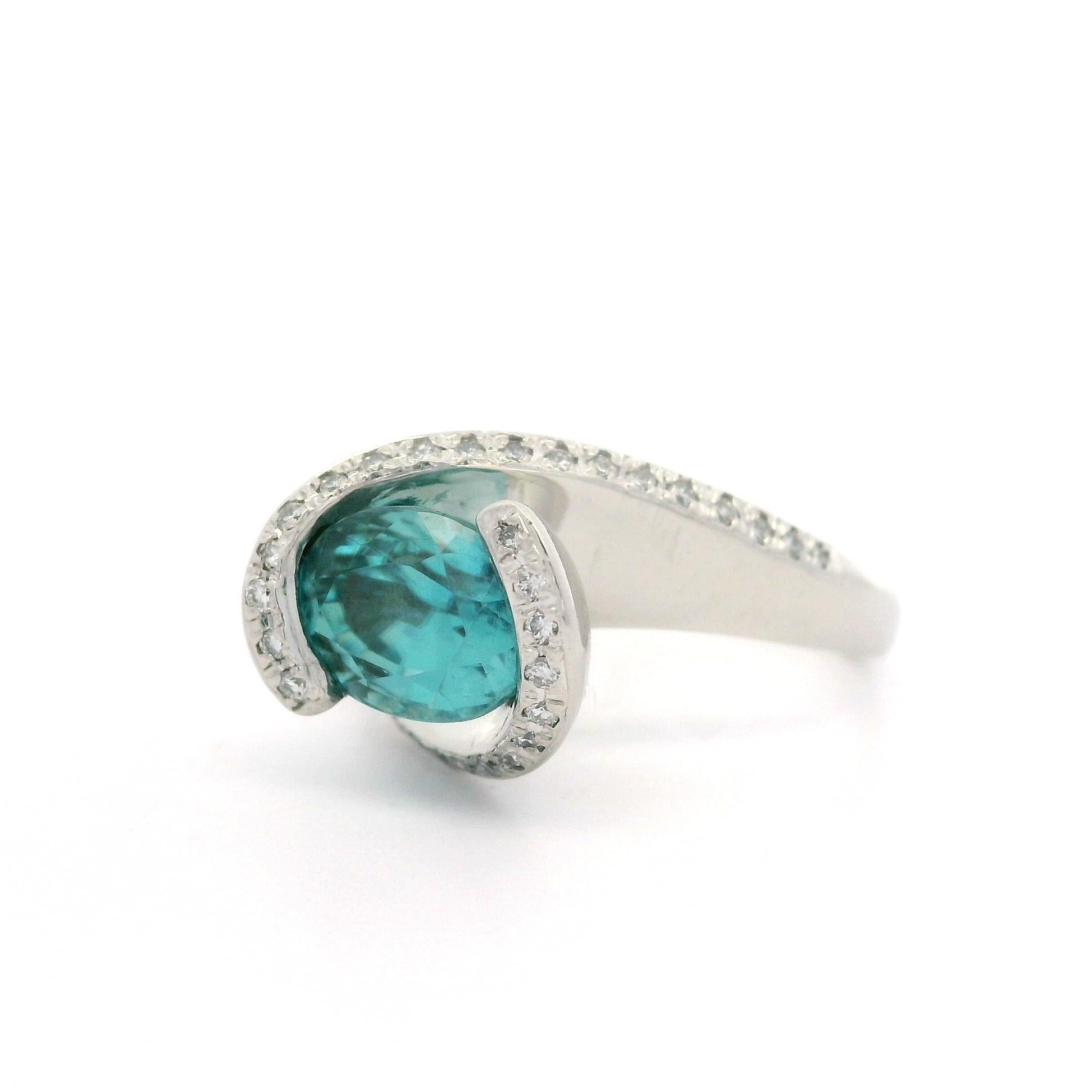 Anillo Moderno Bien Hecho Platino 3,29ctw Circón Azul Ovalado y Diamante By Pass Style en venta 4