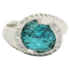 Bague moderne de style Pass en platine avec zircon bleu ovale de 3,29 carats et diamants