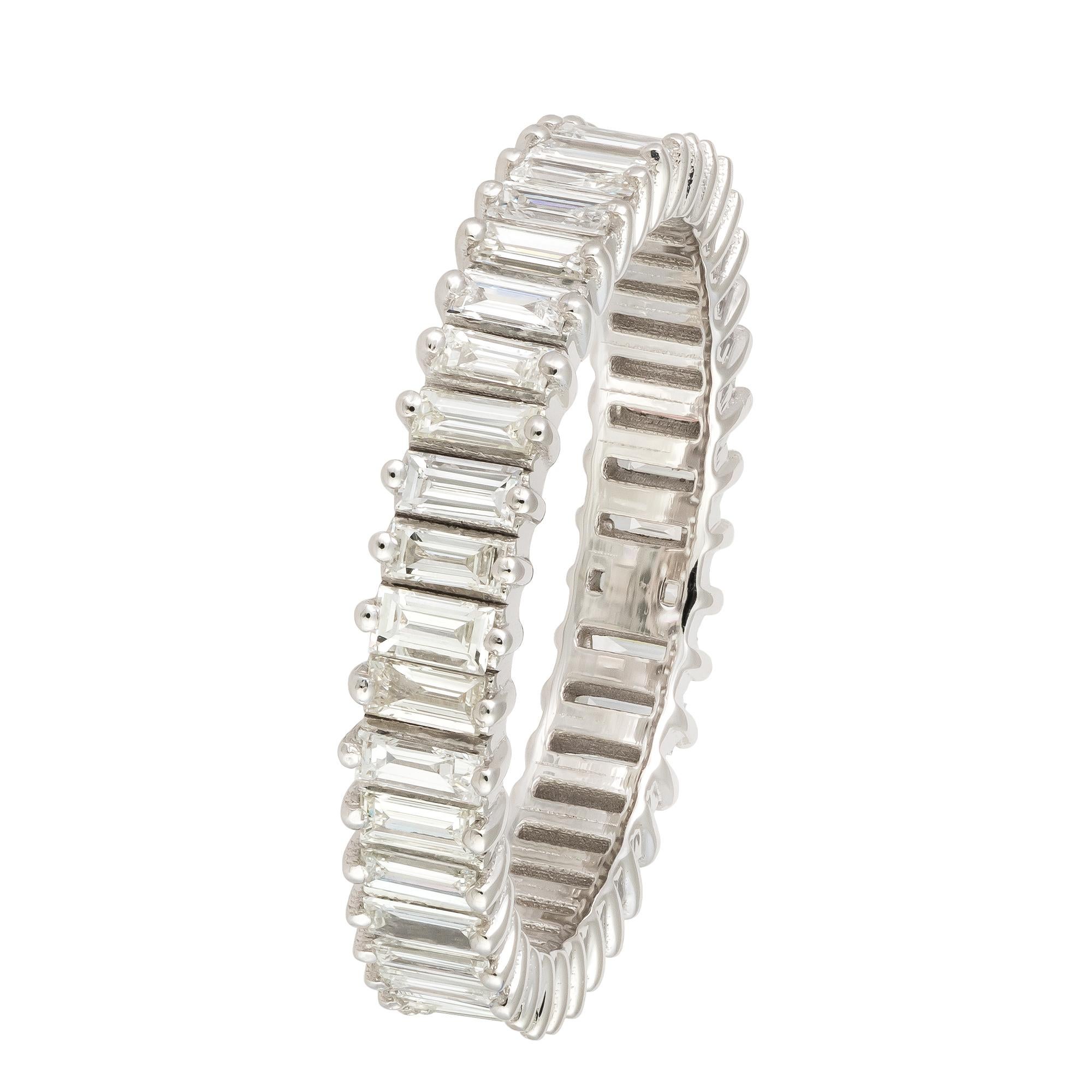 For Sale:  Modern White 18K Gold White Diamond Ring for Her 3