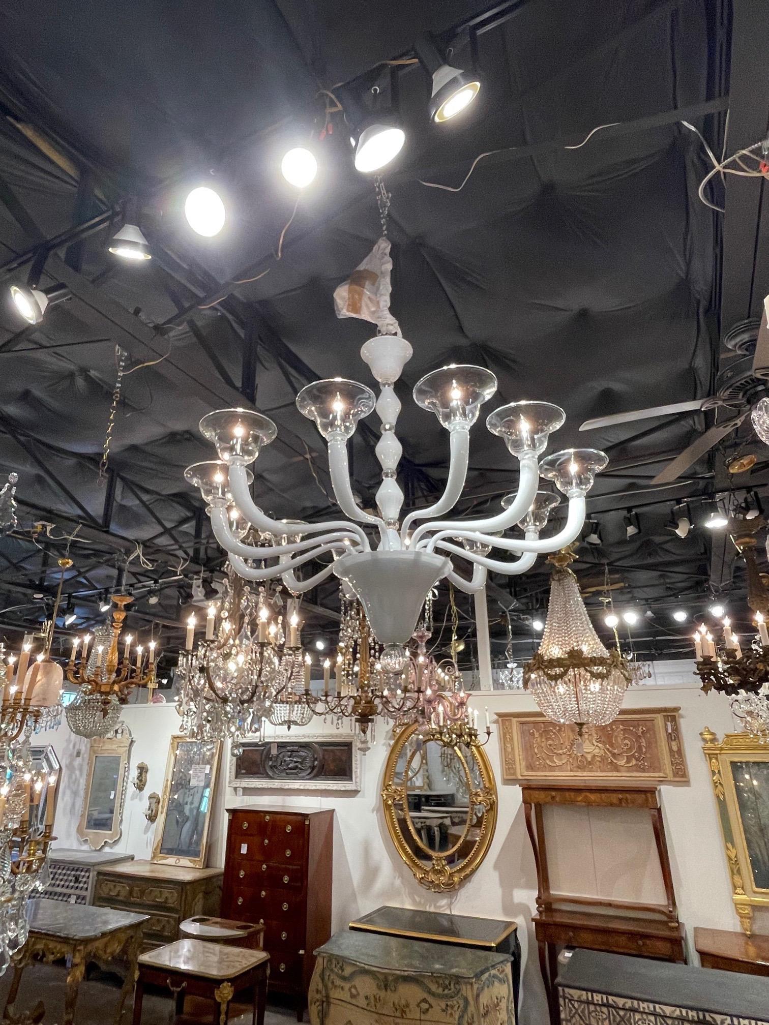 Elegante lampadario moderno in vetro di Murano bianco e trasparente con 12 bracci. Un lampadario davvero impressionante e bellissimo che ha un grande impatto!
