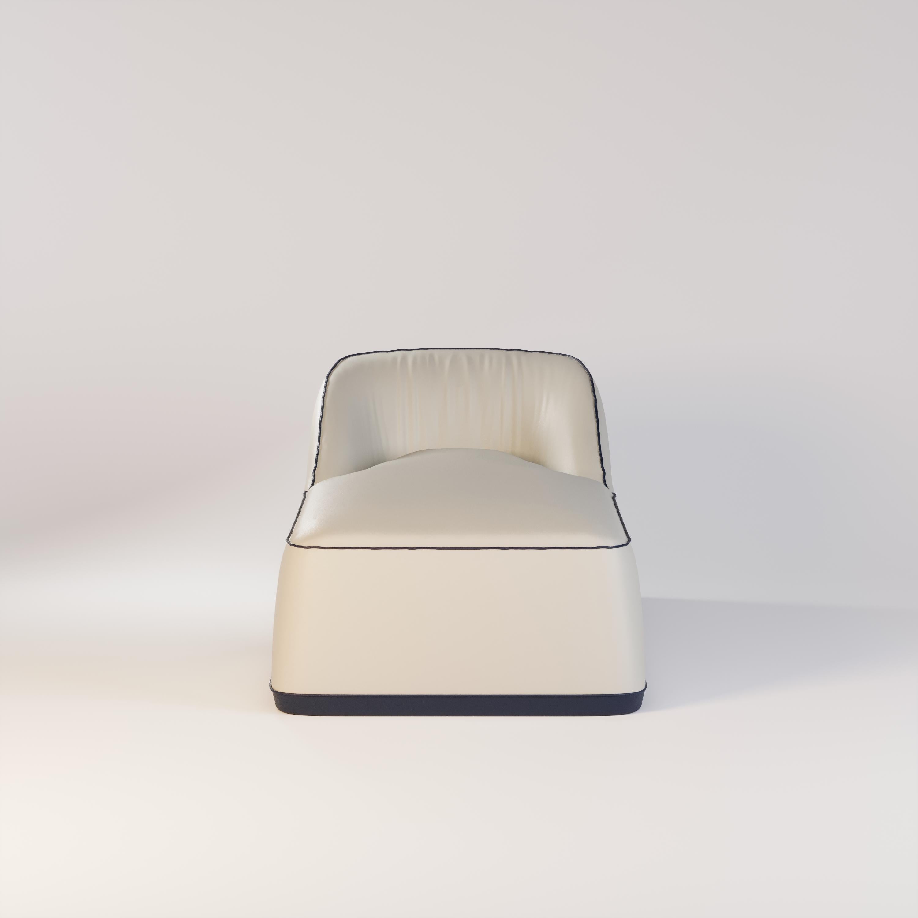 La tumbona Flow está diseñada para encajar a la perfección tanto junto a la piscina como en el salón, aportando sencillez y comodidad a cualquier espacio. Con su diseño limpio, invita a la relajación, mientras que su estructura de espuma de alto