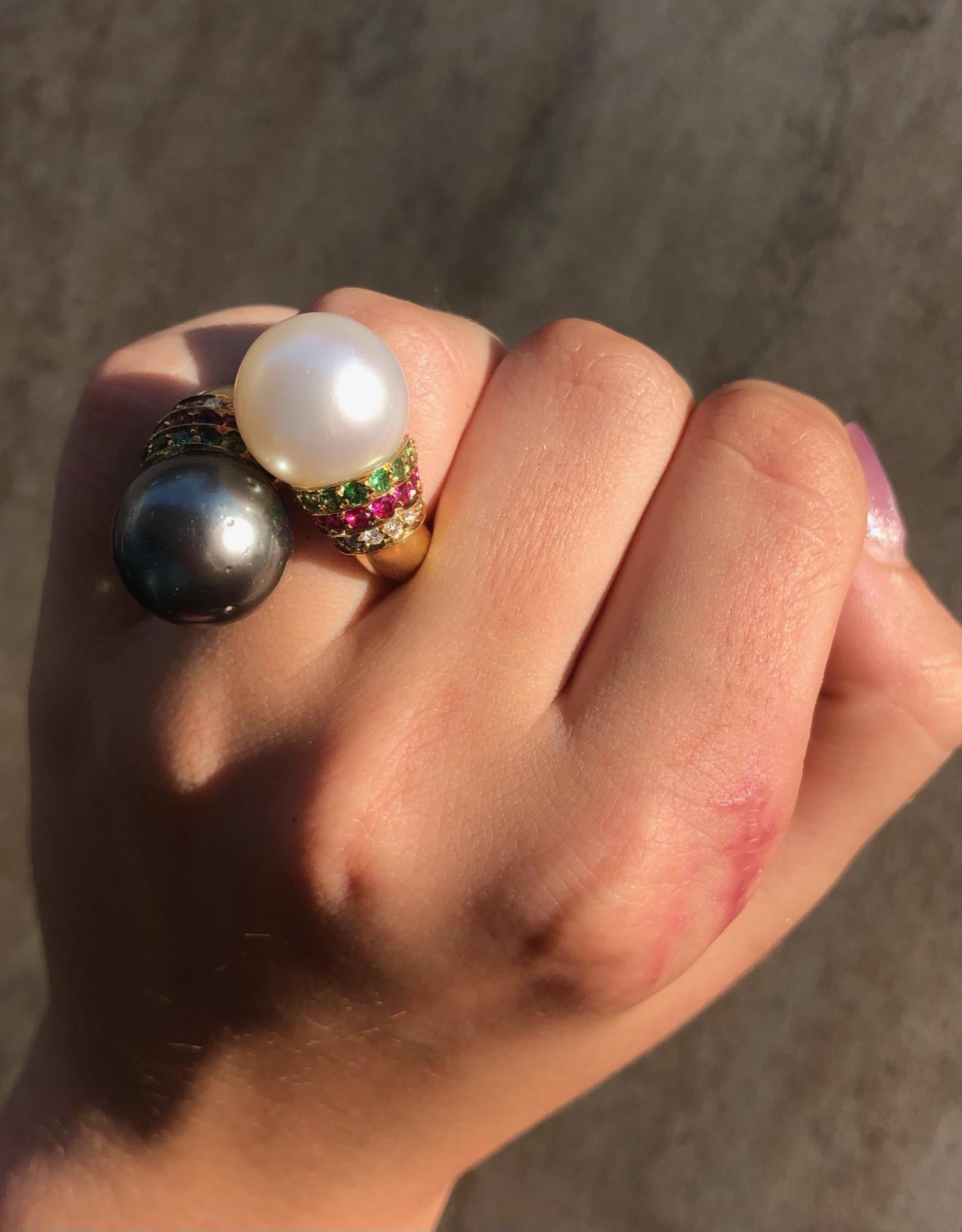 Modern White and Tahiti Pearl Diamond Garnet Emerald Designer 18 Karat Gold Ring For Sale 3