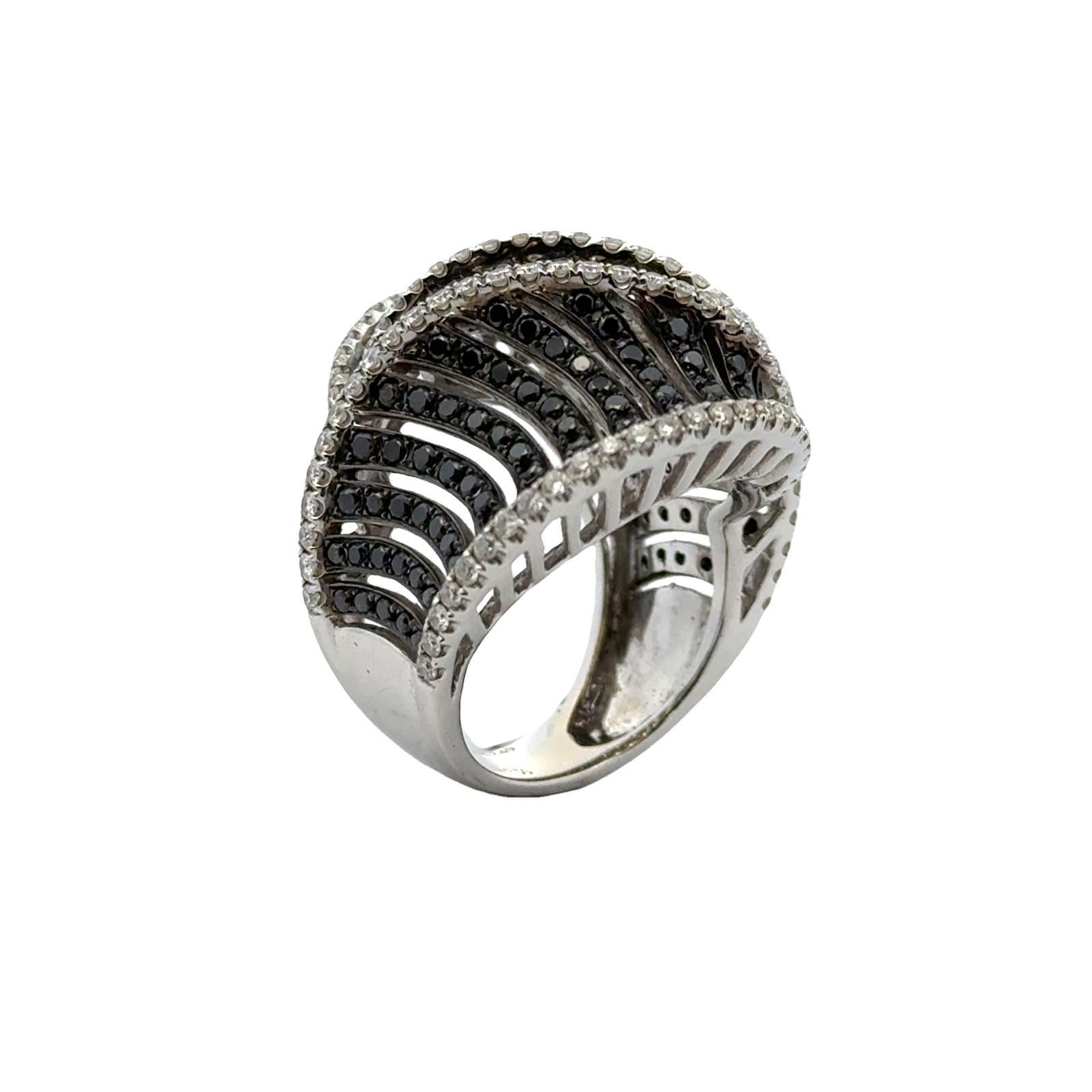 Statement-Cockail-Ring, moderner weißer und schwarzer Diamant 18 Karat Weißgold (Moderne) im Angebot