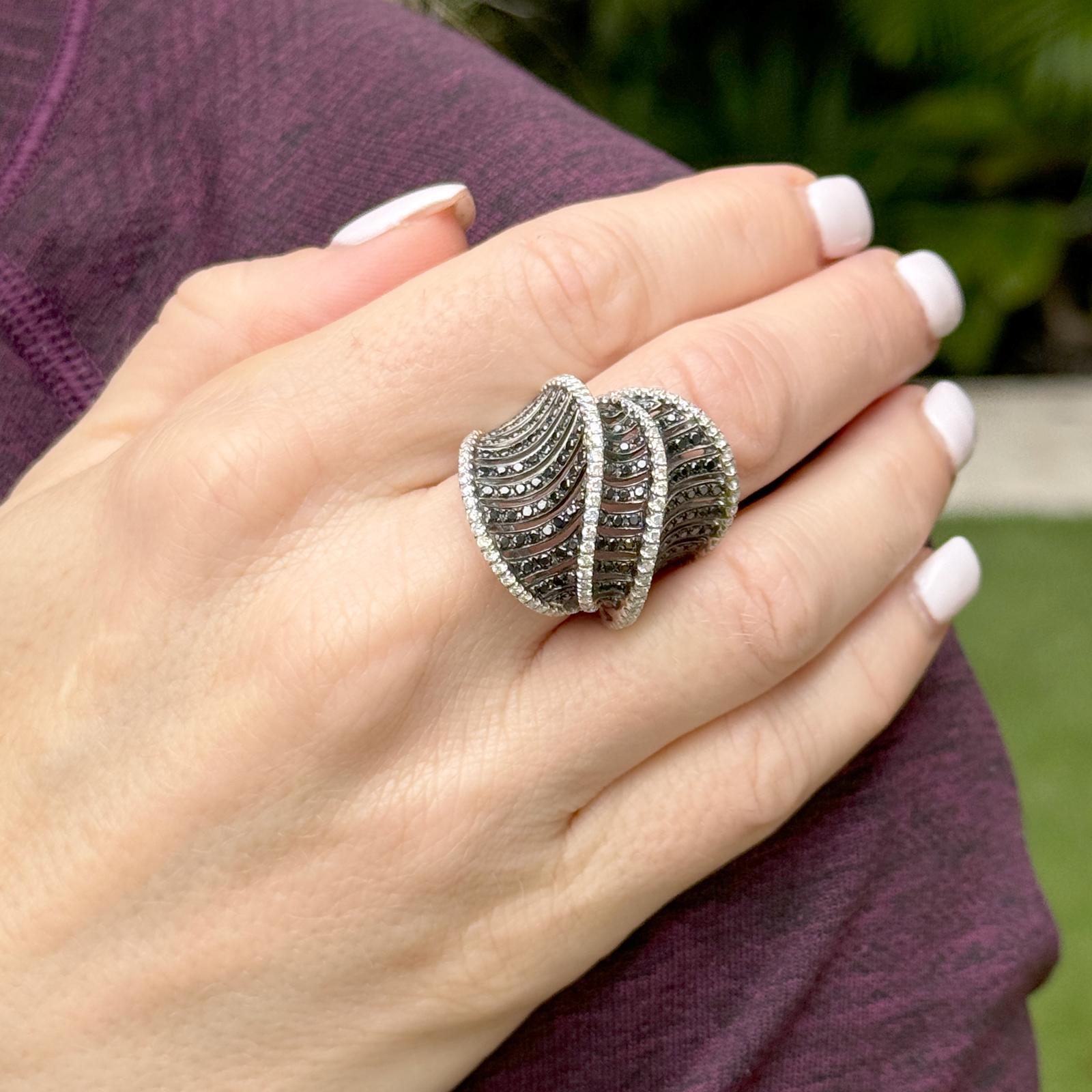 Statement-Cockail-Ring, moderner weißer und schwarzer Diamant 18 Karat Weißgold (Rundschliff) im Angebot