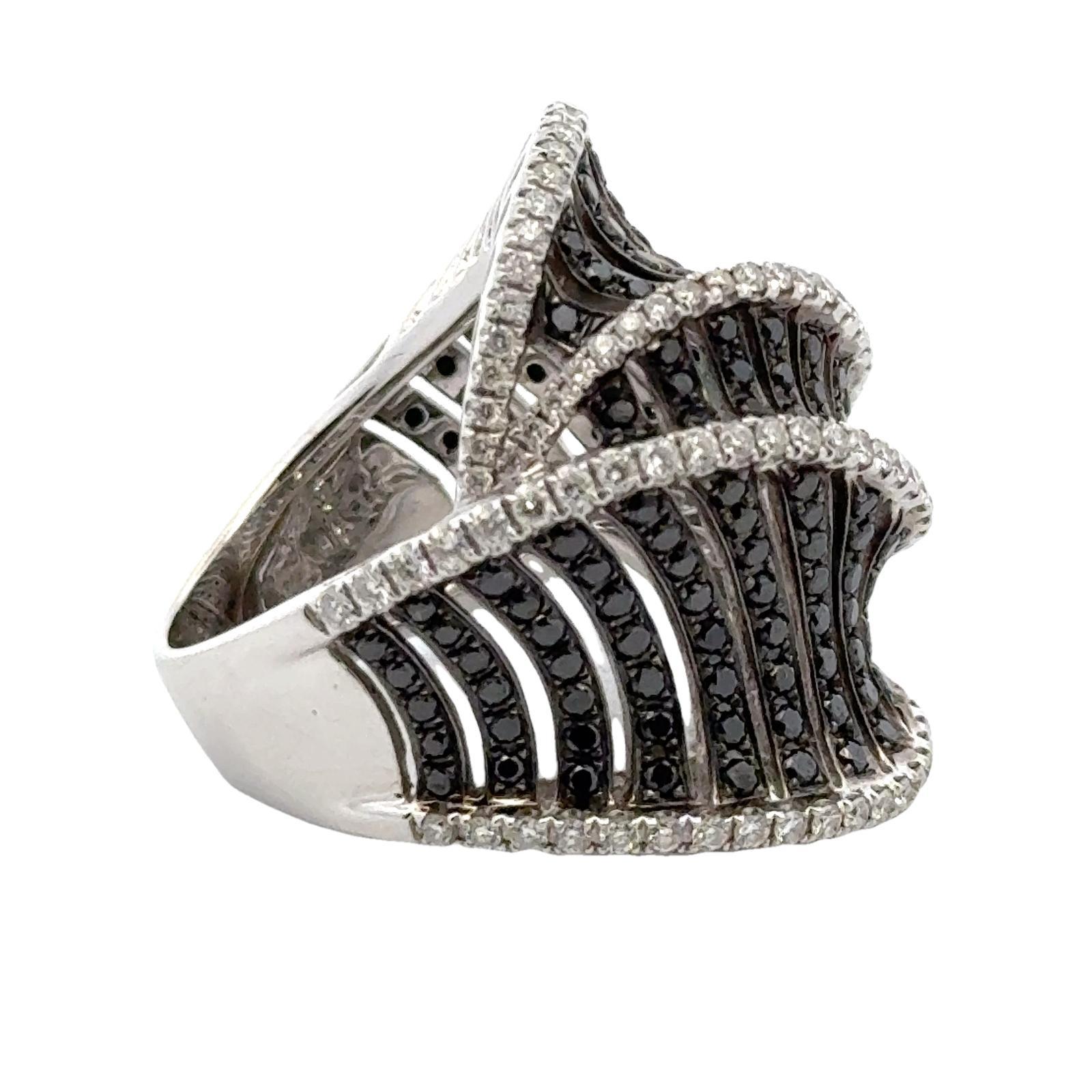 Statement-Cockail-Ring, moderner weißer und schwarzer Diamant 18 Karat Weißgold im Zustand „Hervorragend“ im Angebot in Boca Raton, FL