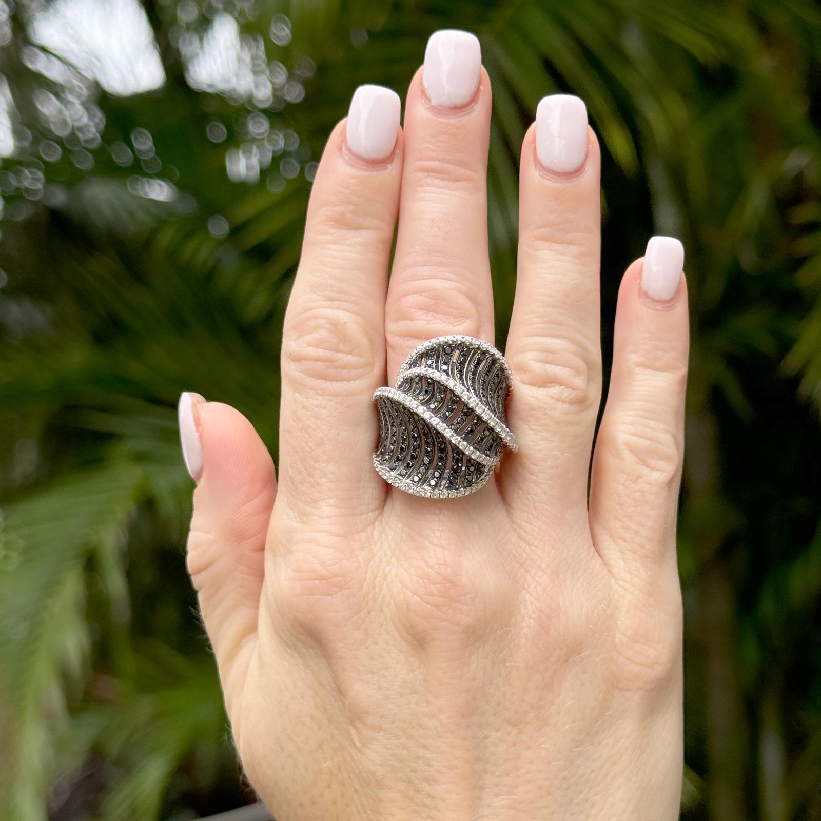 Statement-Cockail-Ring, moderner weißer und schwarzer Diamant 18 Karat Weißgold Damen im Angebot