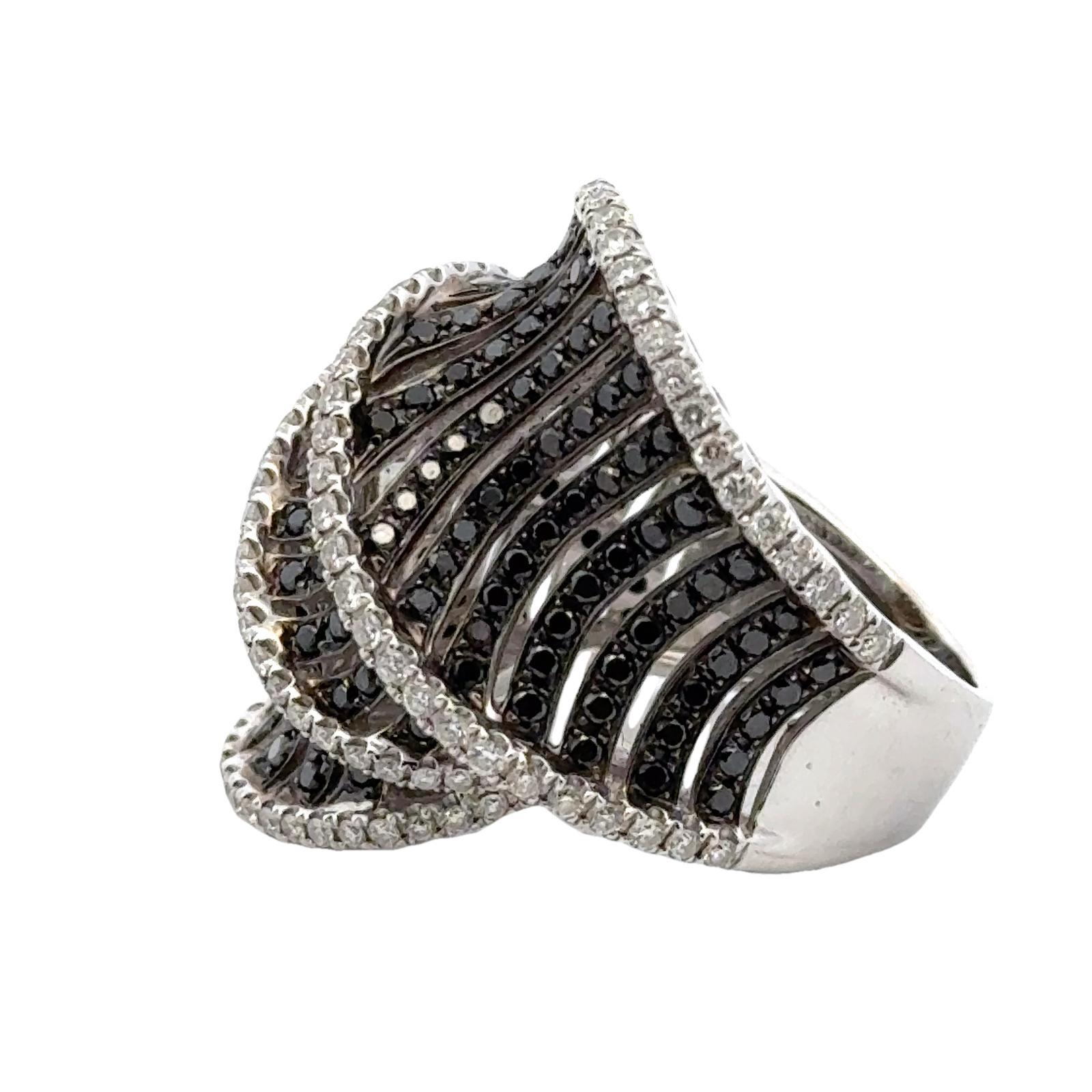 Statement-Cockail-Ring, moderner weißer und schwarzer Diamant 18 Karat Weißgold im Angebot 1