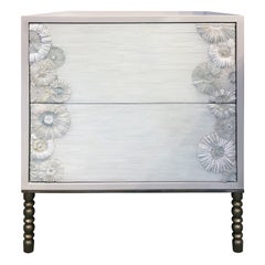 Comodino moderno a 2 cassetti White Blossom con base in stile vintage di Ercole Home