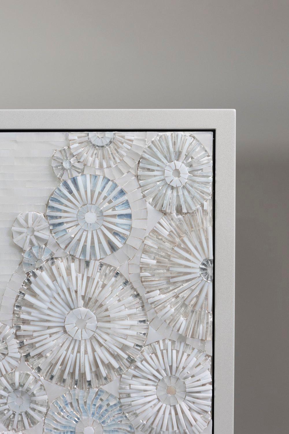 Moderne Buffet moderne à fleurs blanches avec métal  Pieds et laque blanche  par Ercole Home en vente
