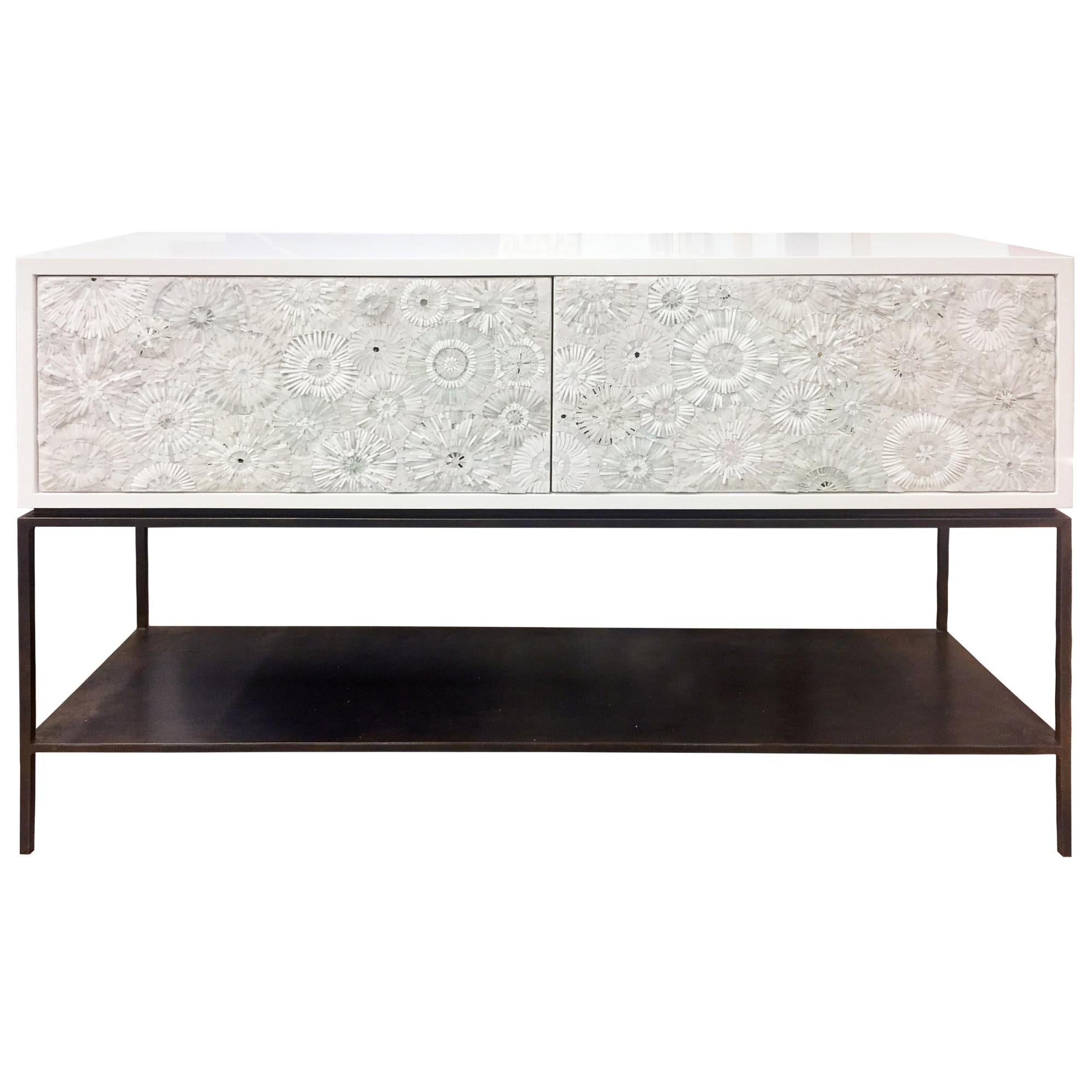 Modernes Mosaik-Buffet aus weißem mundgeblasenem Glas mit Metallregalsockel von Ercole Home