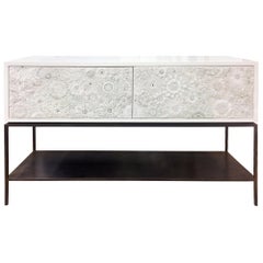 Bufé moderno de mosaico de cristal blanco en flor con estante de metal by Ercole Home