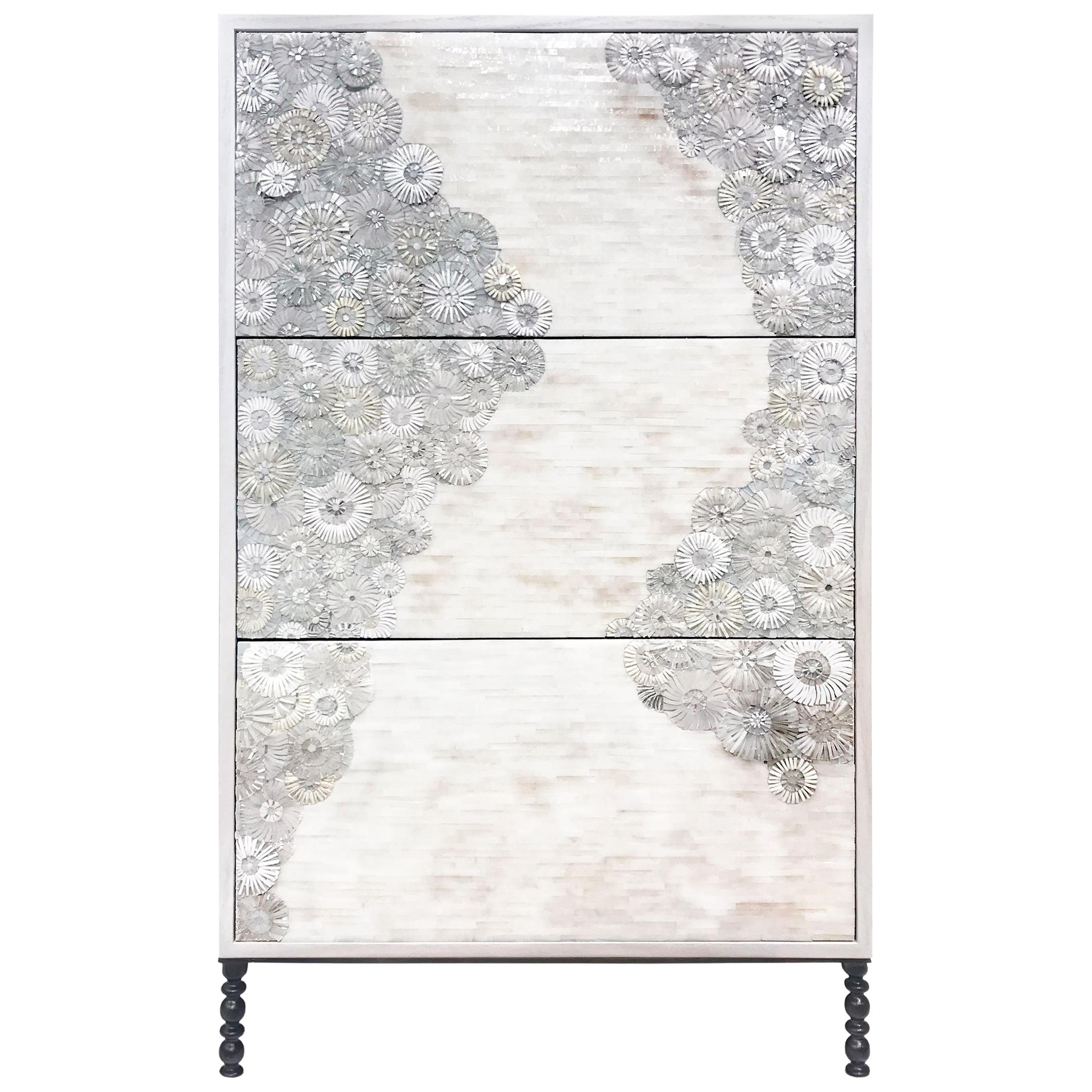 Cassapanca moderna a mosaico di vetro bianco con base in metallo di Ercole Home