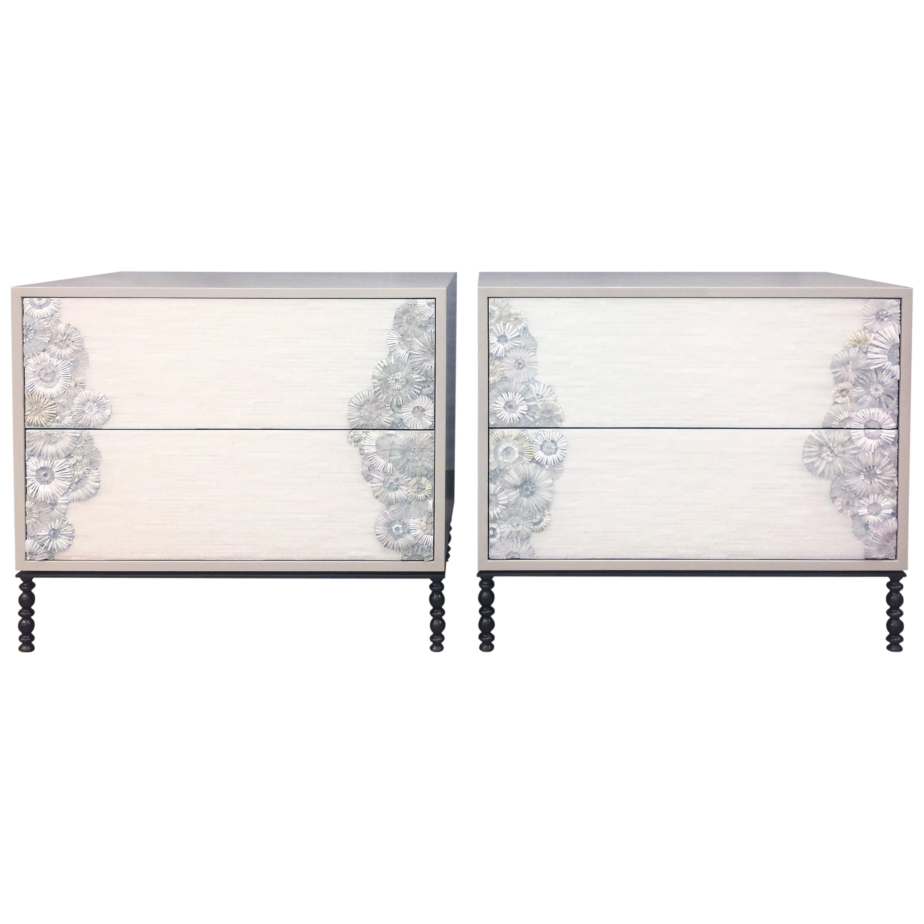 Comodino moderno in vetro bianco Blossom con finitura grigio nebbia di Ercole Home