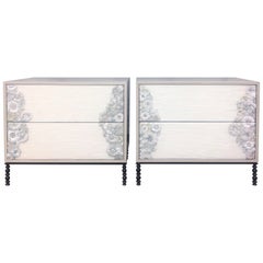 Mesilla de noche moderna de cristal blanco Blossom con acabado gris brumoso by Ercole Home