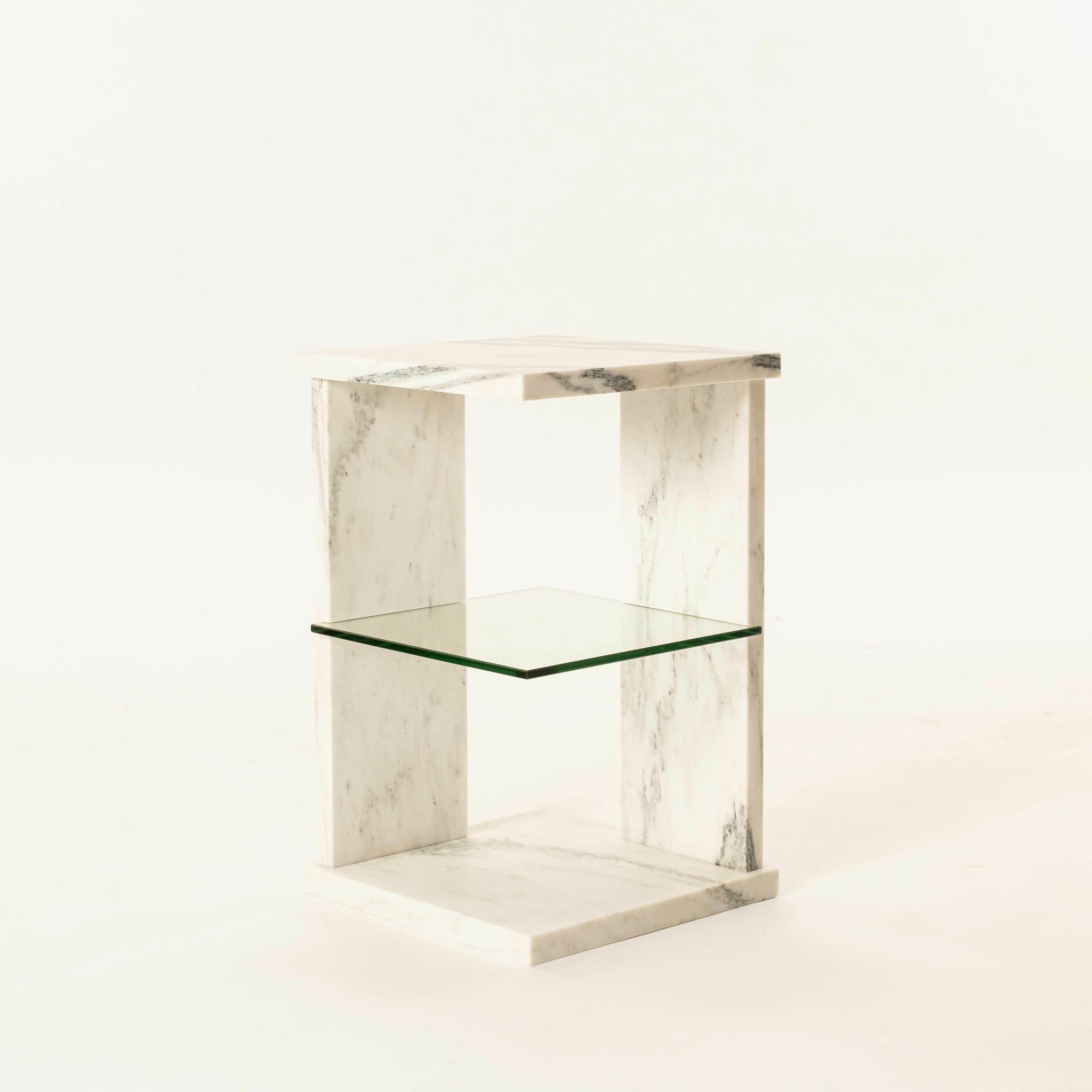 Moderna mesa auxiliar de mármol de Carrara blanco y cristal con estante de cristal extraíble.