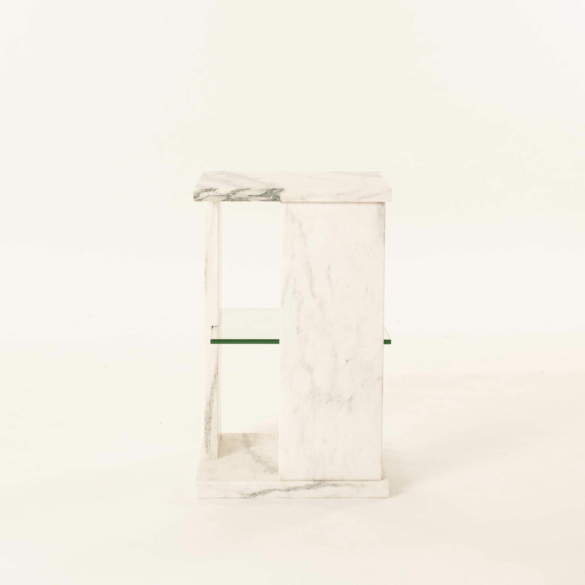 Mesa auxiliar moderna de cristal de mármol de Carrara blanco Moderno en venta