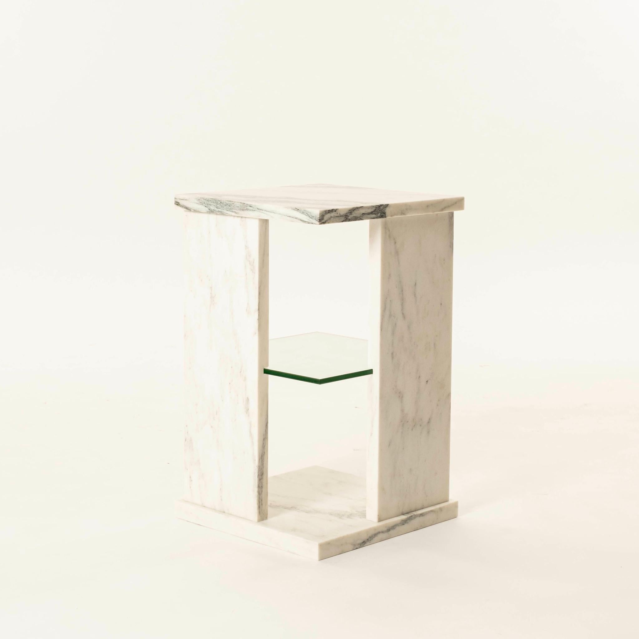 Mesa auxiliar moderna de cristal de mármol de Carrara blanco Estadounidense en venta