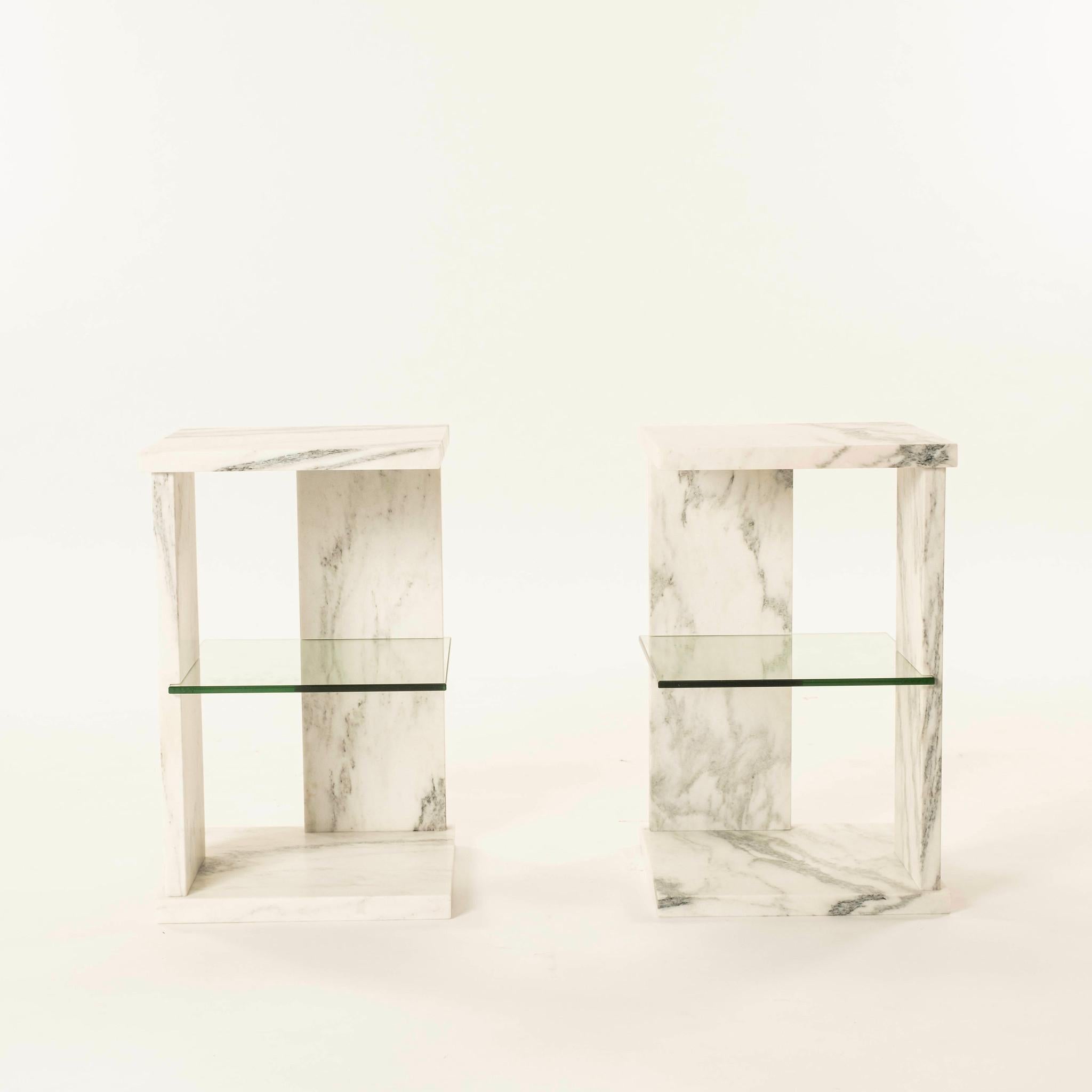 Mesa auxiliar moderna de cristal de mármol de Carrara blanco en Excelente estado para la venta en Houston, TX