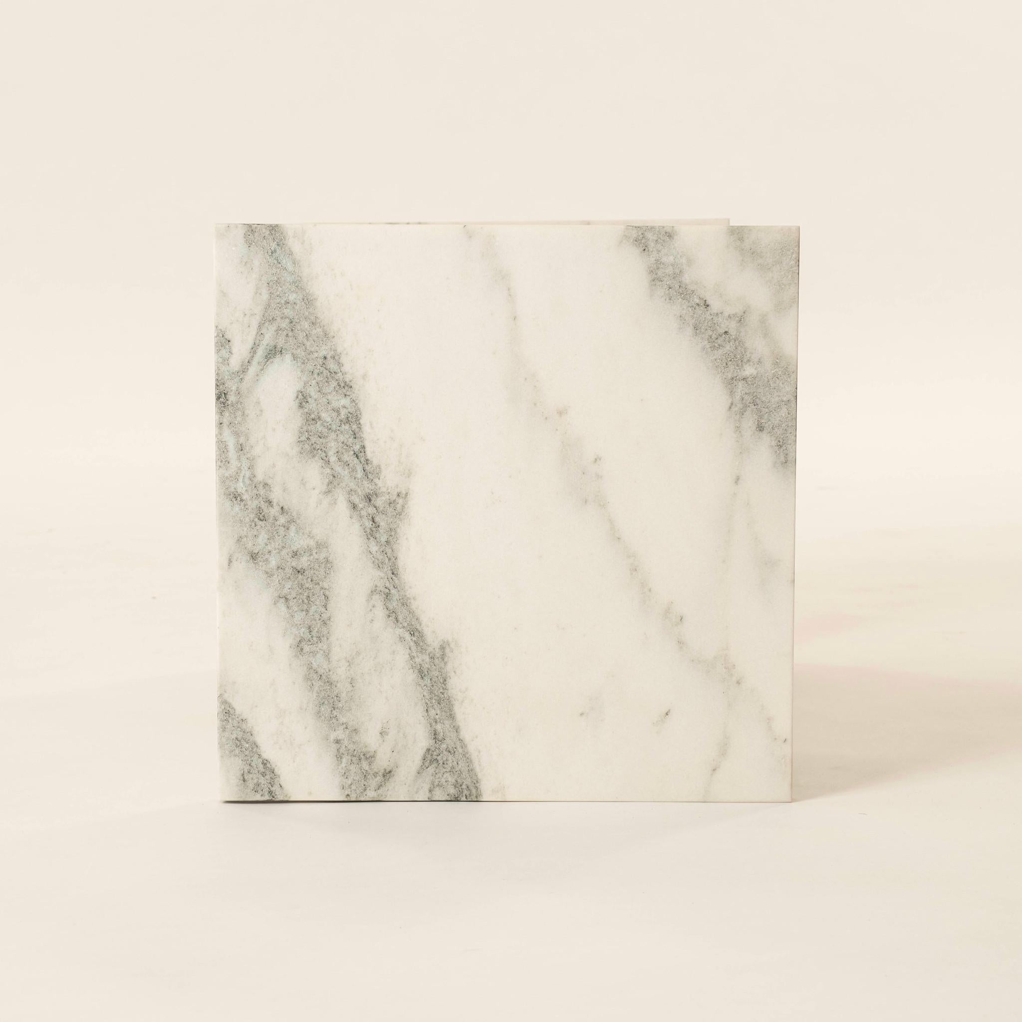 Mesa auxiliar moderna de cristal de mármol de Carrara blanco en venta 1