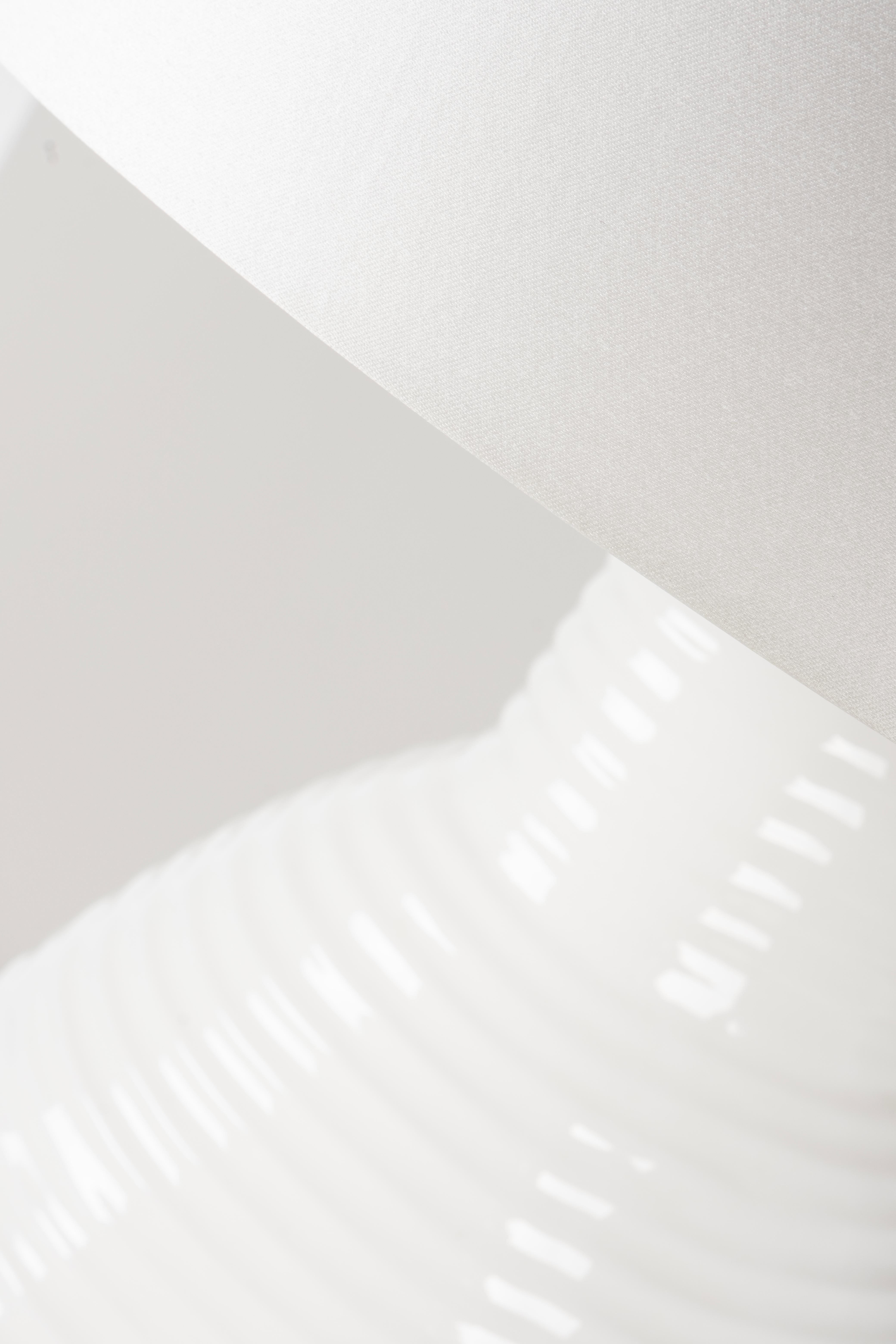 Lampe de table Candeias moderne en céramique blanche satinée faite à la main Portugal Greenapple en vente 2