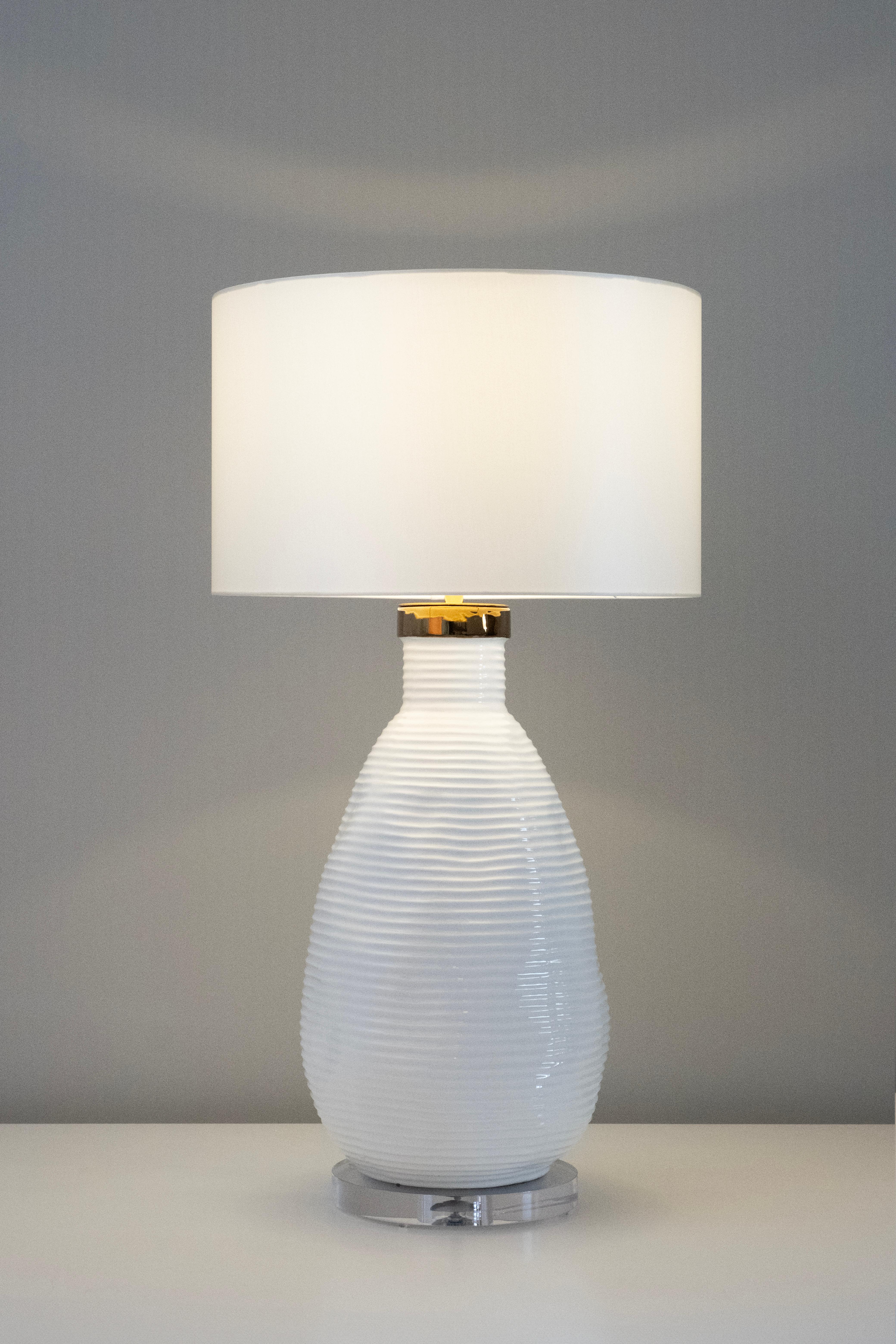 Moderne Lampe de table Candeias moderne en céramique blanche satinée faite à la main Portugal Greenapple en vente