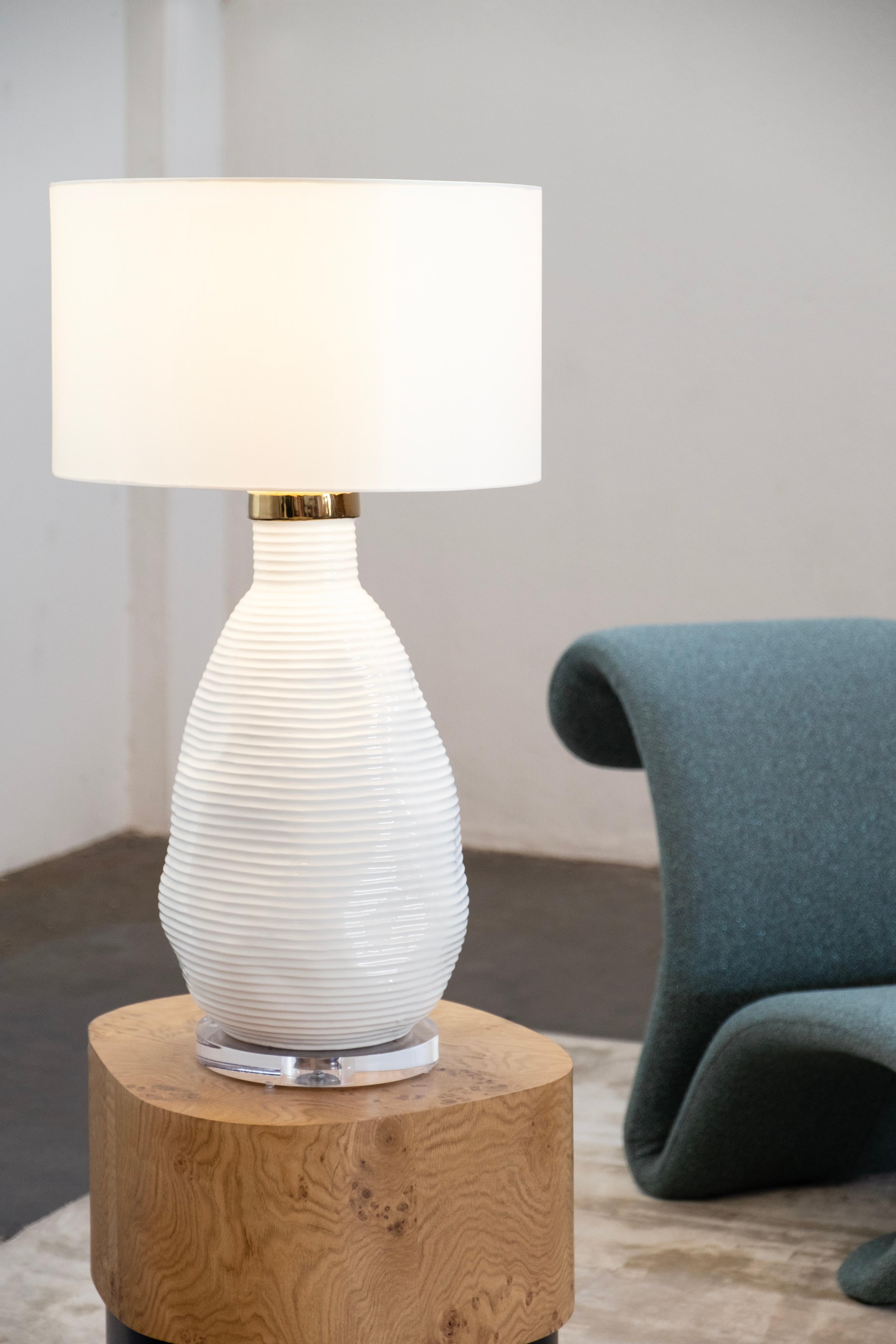 Fait main Lampe de table Candeias moderne en céramique blanche satinée faite à la main Portugal Greenapple en vente