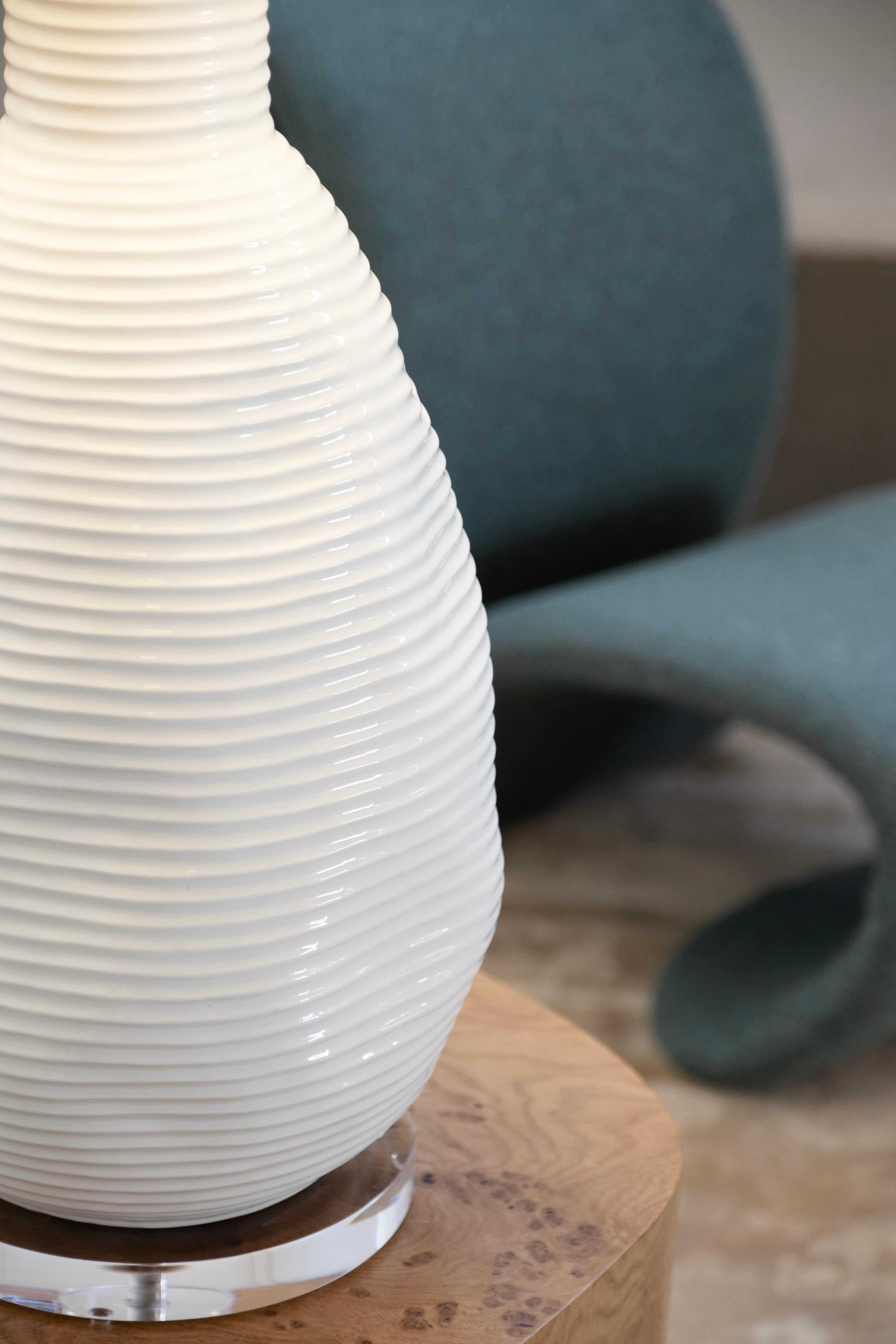 XXIe siècle et contemporain Lampe de table Candeias moderne en céramique blanche satinée faite à la main Portugal Greenapple en vente
