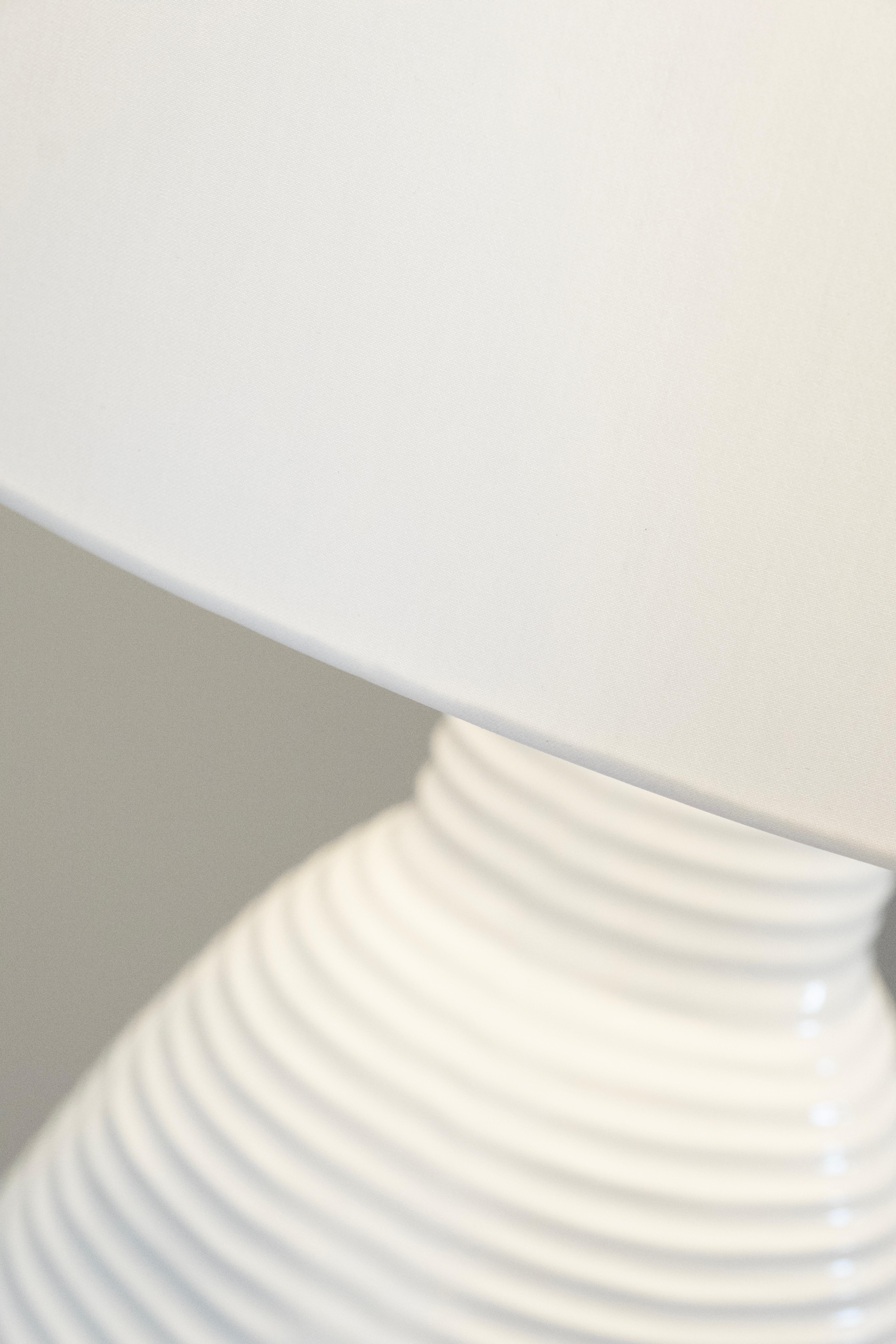 Lampe de table Candeias moderne en céramique blanche satinée faite à la main Portugal Greenapple en vente 1