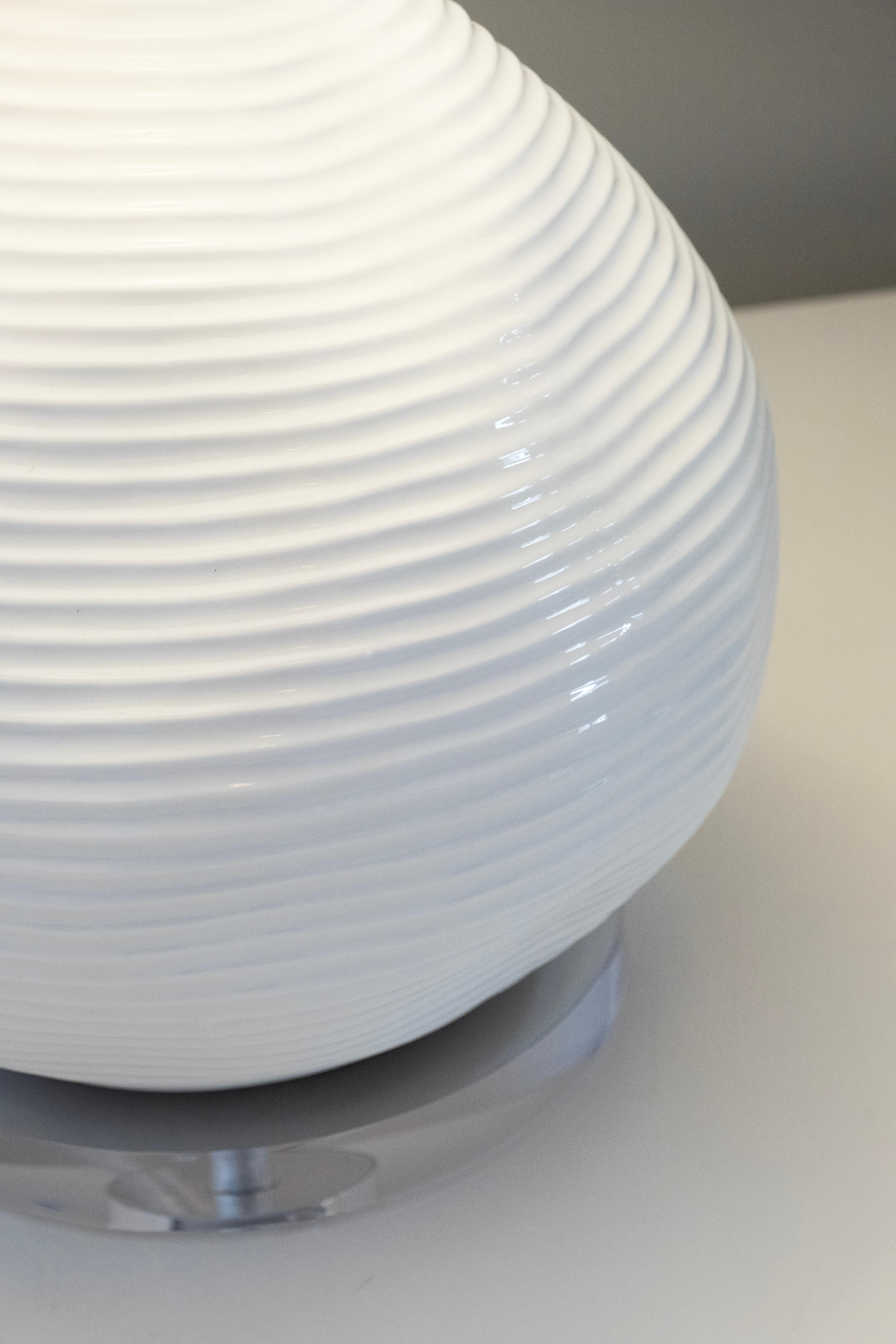 Lámpara de mesa moderna de cerámica blanca Candeias satinada hecha a mano Portugal by Greenapple Moderno en venta