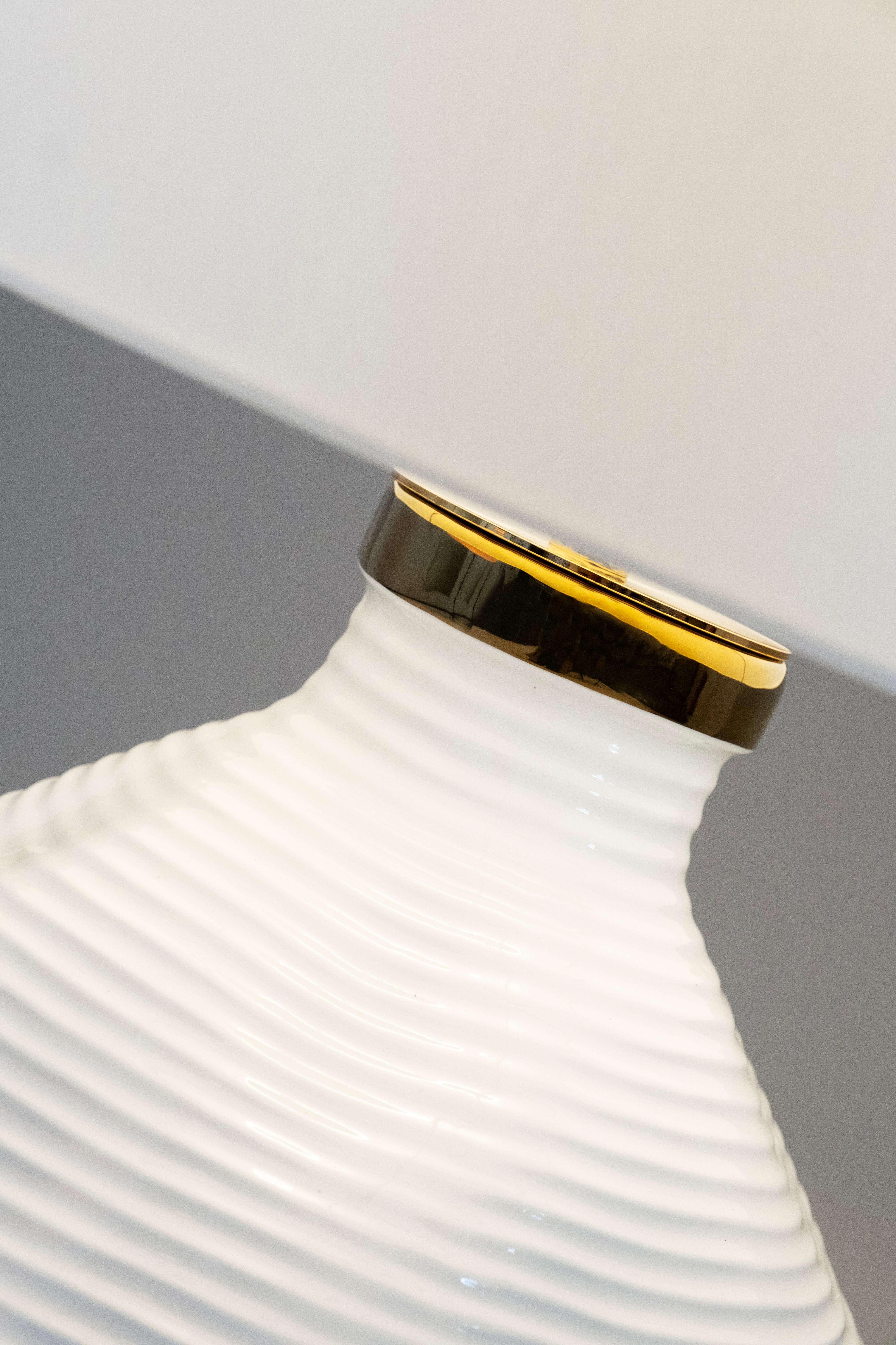 Lámpara de mesa moderna de cerámica blanca Candeias satinada hecha a mano Portugal by Greenapple Portugués en venta