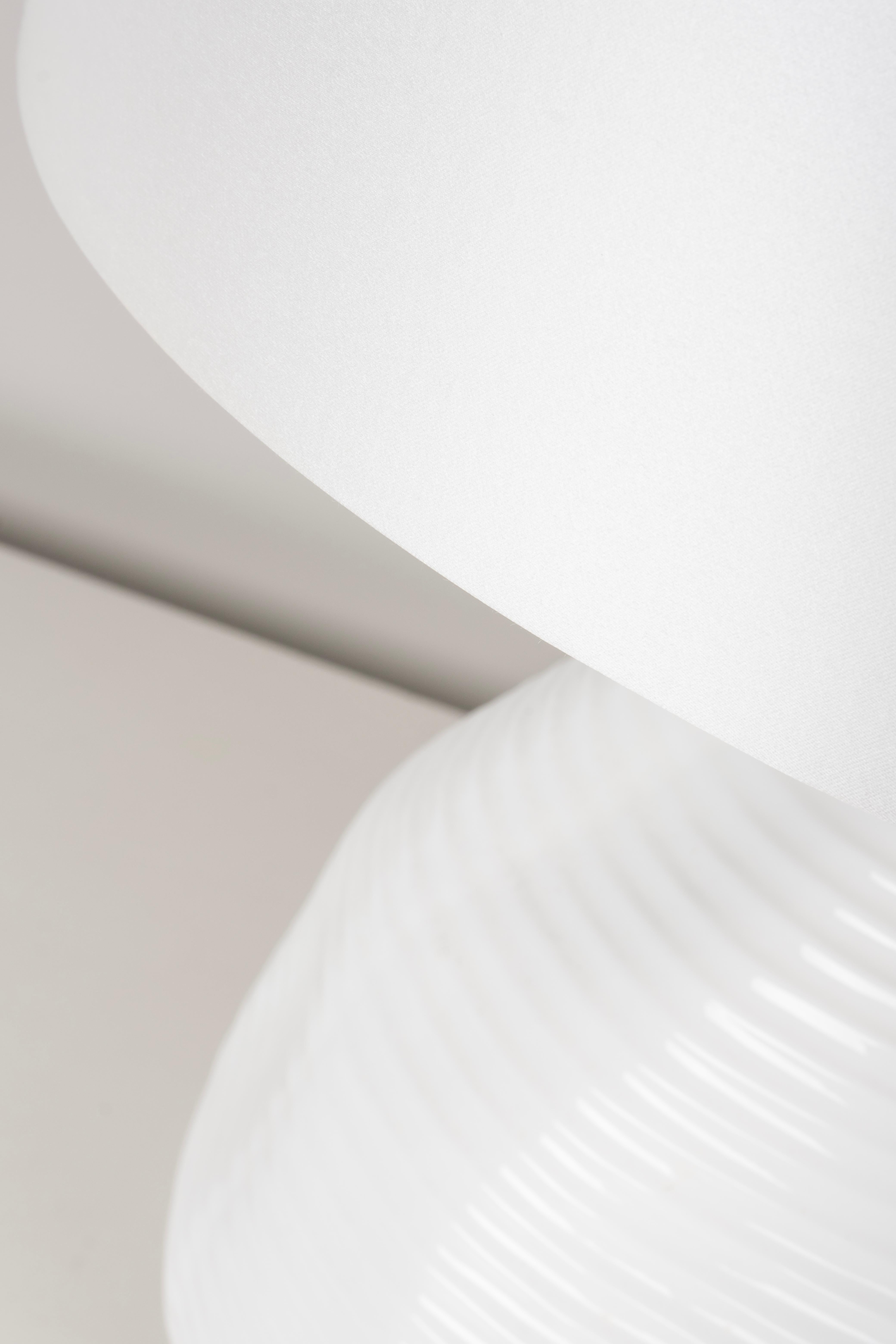 Lámpara de mesa moderna de cerámica blanca Candeias satinada hecha a mano Portugal by Greenapple Hecho a mano en venta