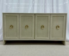 Buffet / Crédence sur mesure blanc moderne à quatre portes enveloppées de lin, laiton