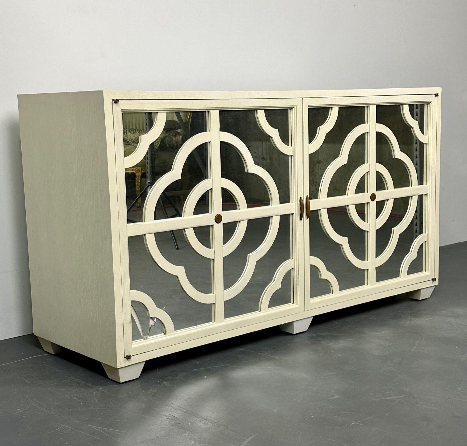 Modern White Decorative Mirrored Cabinet / Credenza / Dresser, American Design In Good Condition For Sale In Stamford, CT