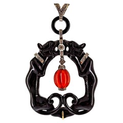 Moderna collana "Pantere" in oro bianco con diamanti mediterranei e corallo rosso onice