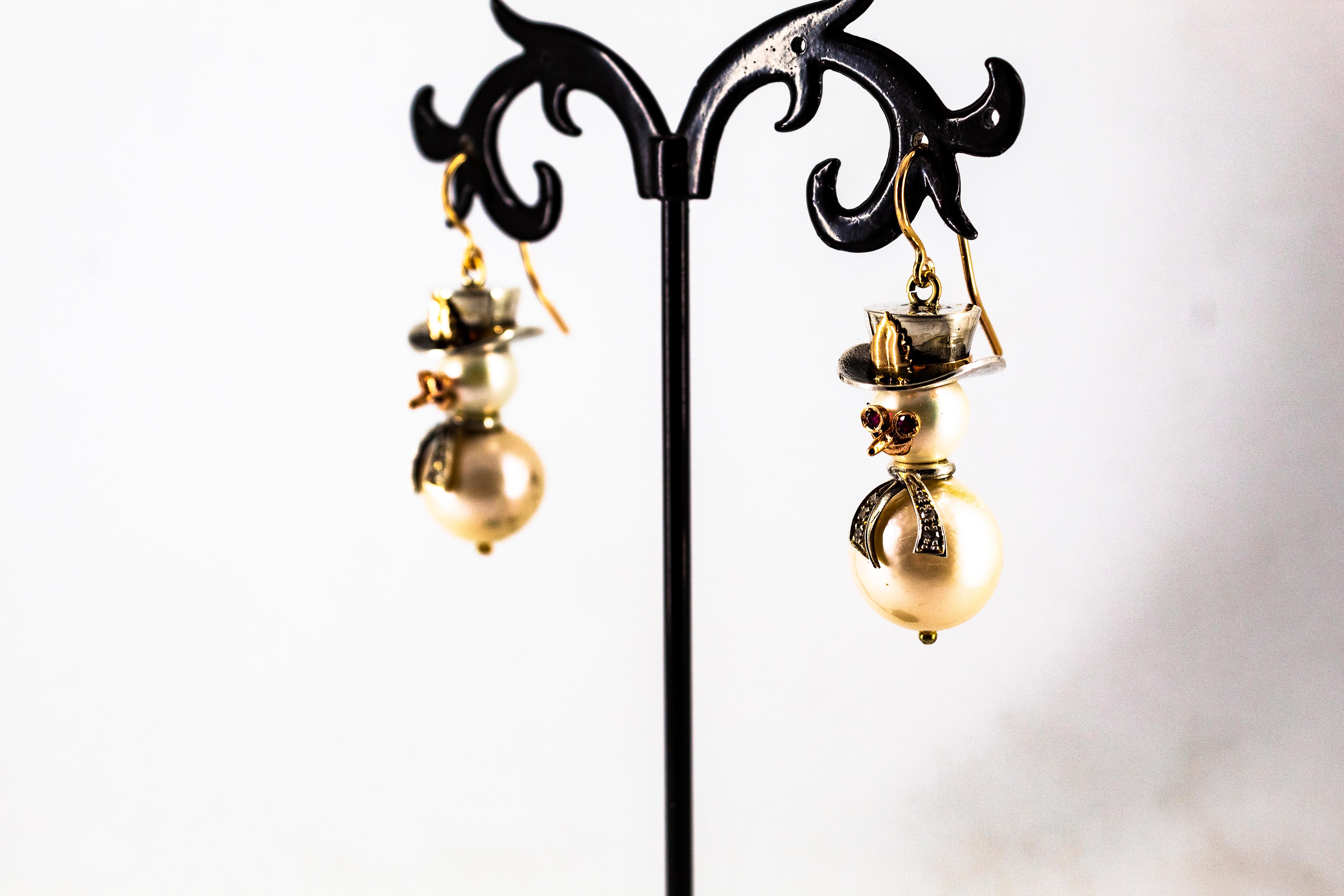 Orecchini moderni con diamante bianco, rubino, perla orientale e oro giallo 