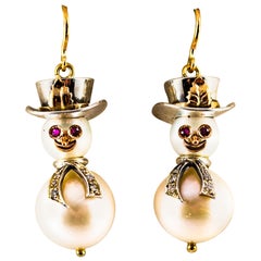 Clous d'oreilles « Snowman » modernes en or jaune avec diamants blancs, rubis et perles orientales