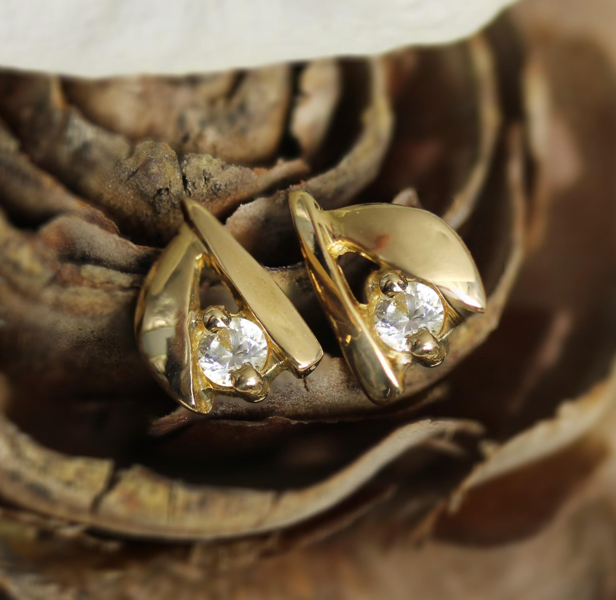 Moderne Clous d'oreilles modernes en or jaune 18 carats avec pierres blanches en vente